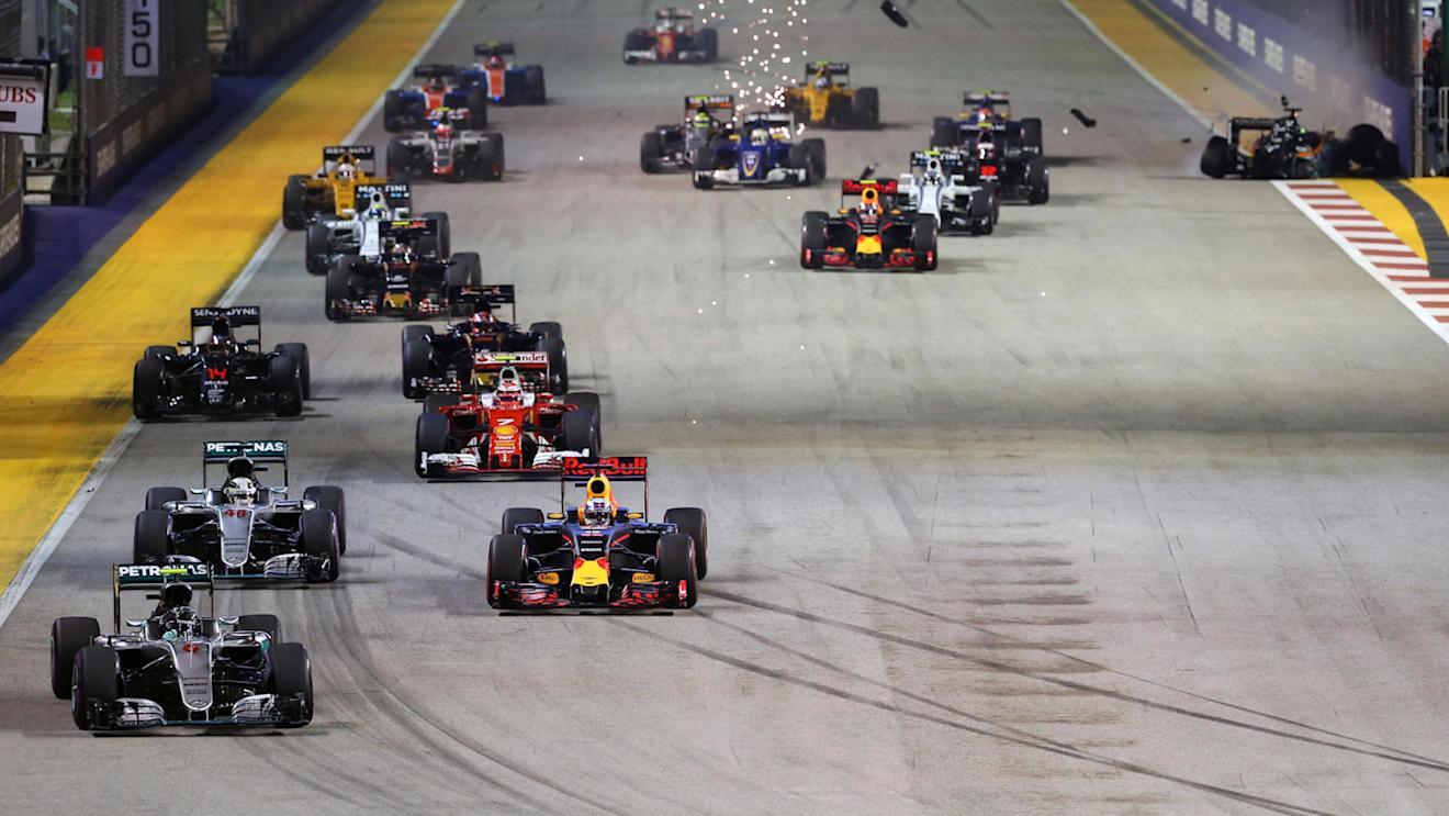 Nico Rosberg (GER) Mercedes-Benz F1 W07 Hybrid leads at the start of the race as Nico Hulkenberg (GER) Force India VJM09 crashes at Formula One World Championship, Rd15, Singapore Grand Prix, Race, Marina Bay Street Circuit, Singapore, Sunday 18 September 2016. © Sutton Images