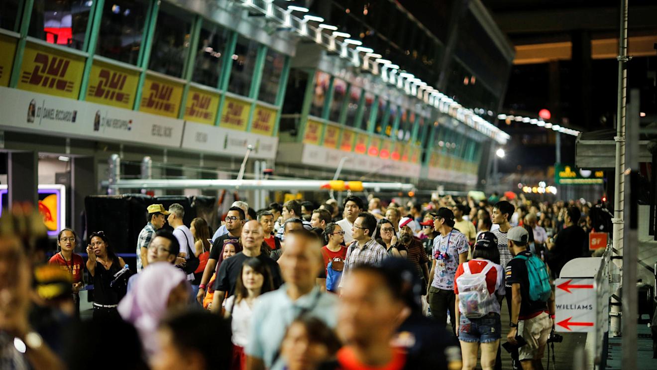 Fans and atmosphere at Formula One World Championship, Rd15, Singapore Grand Prix, Preparations, Marina Bay Street Circuit, Singapore, Thursday 15 September 2016. © Sutton Images