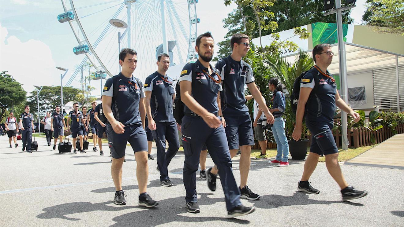 Scuderia Toro Rosso mechanics at Formula One World Championship, Rd15, Singapore Grand Prix, Preparations, Marina Bay Street Circuit, Singapore, Thursday 15 September 2016. © Sutton Images