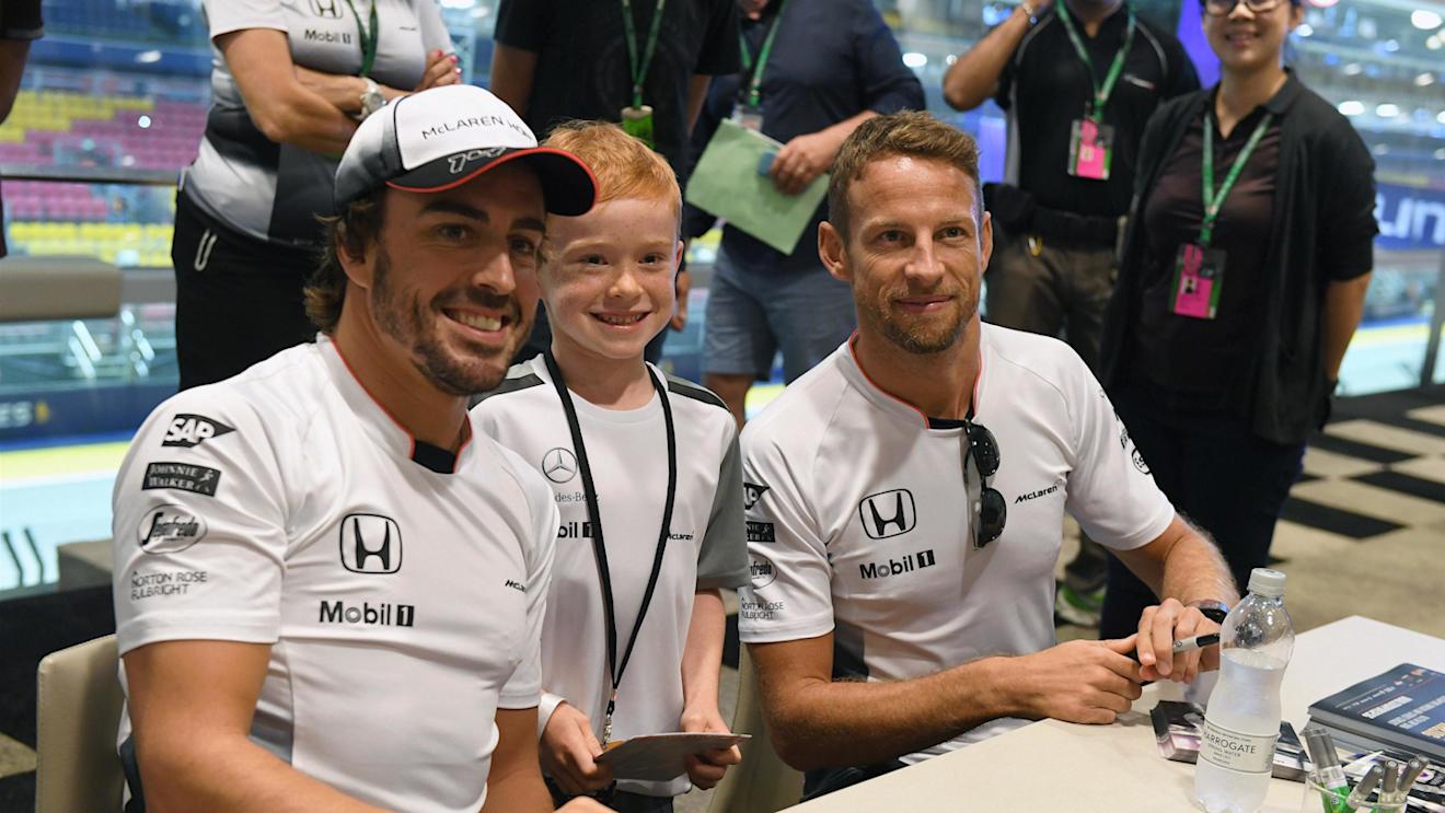 Fernando Alonso (ESP) McLaren and Jenson Button (GBR) McLaren at the fans autograph session at Formula One World Championship, Rd15, Singapore Grand Prix, Preparations, Marina Bay Street Circuit, Singapore, Thursday 15 September 2016. © Sutton Images