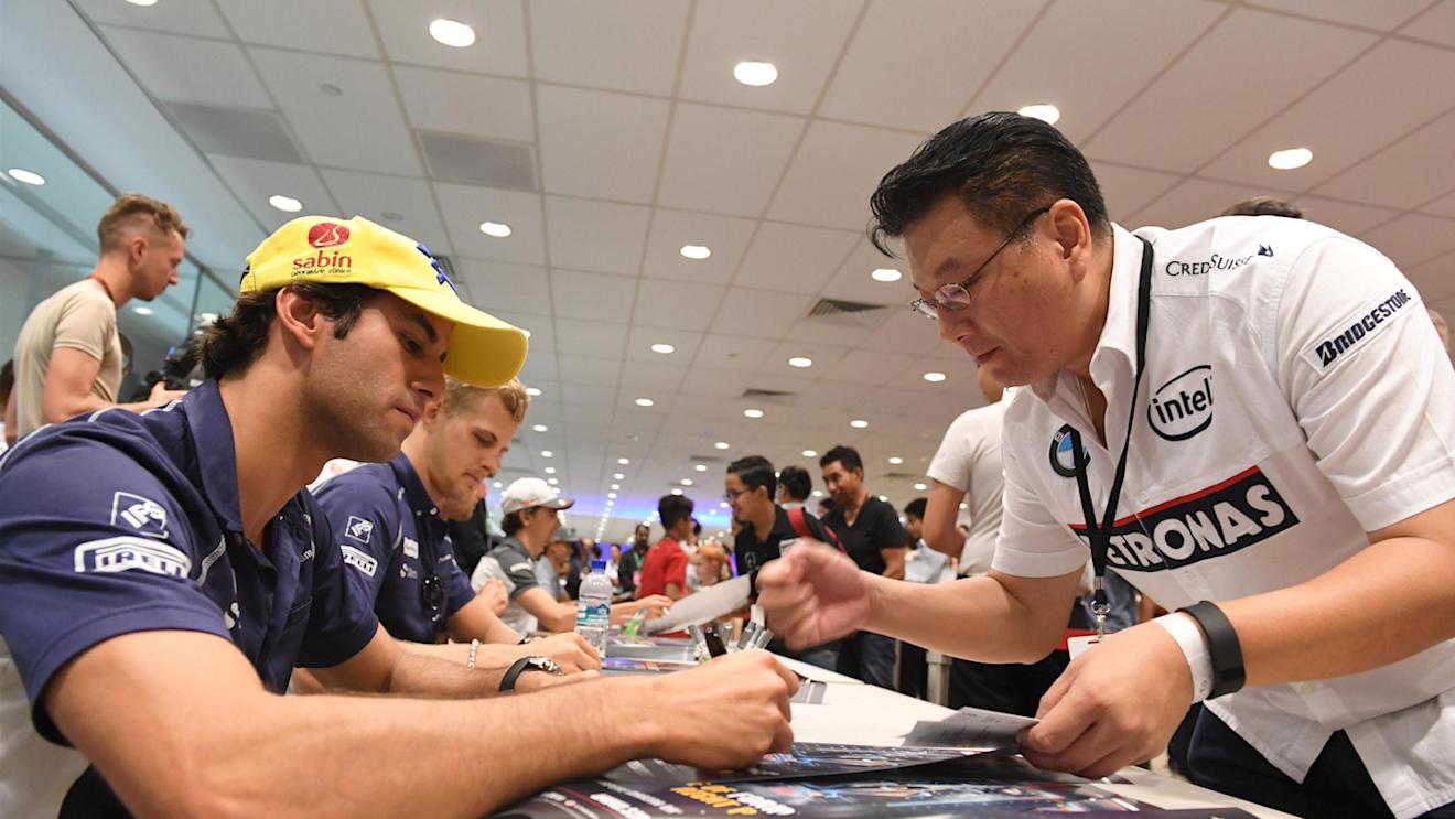 Felipe Nasr (BRA) Sauber at the fans autograph session at Formula One World Championship, Rd15, Singapore Grand Prix, Preparations, Marina Bay Street Circuit, Singapore, Thursday 15 September 2016. © Sutton Images