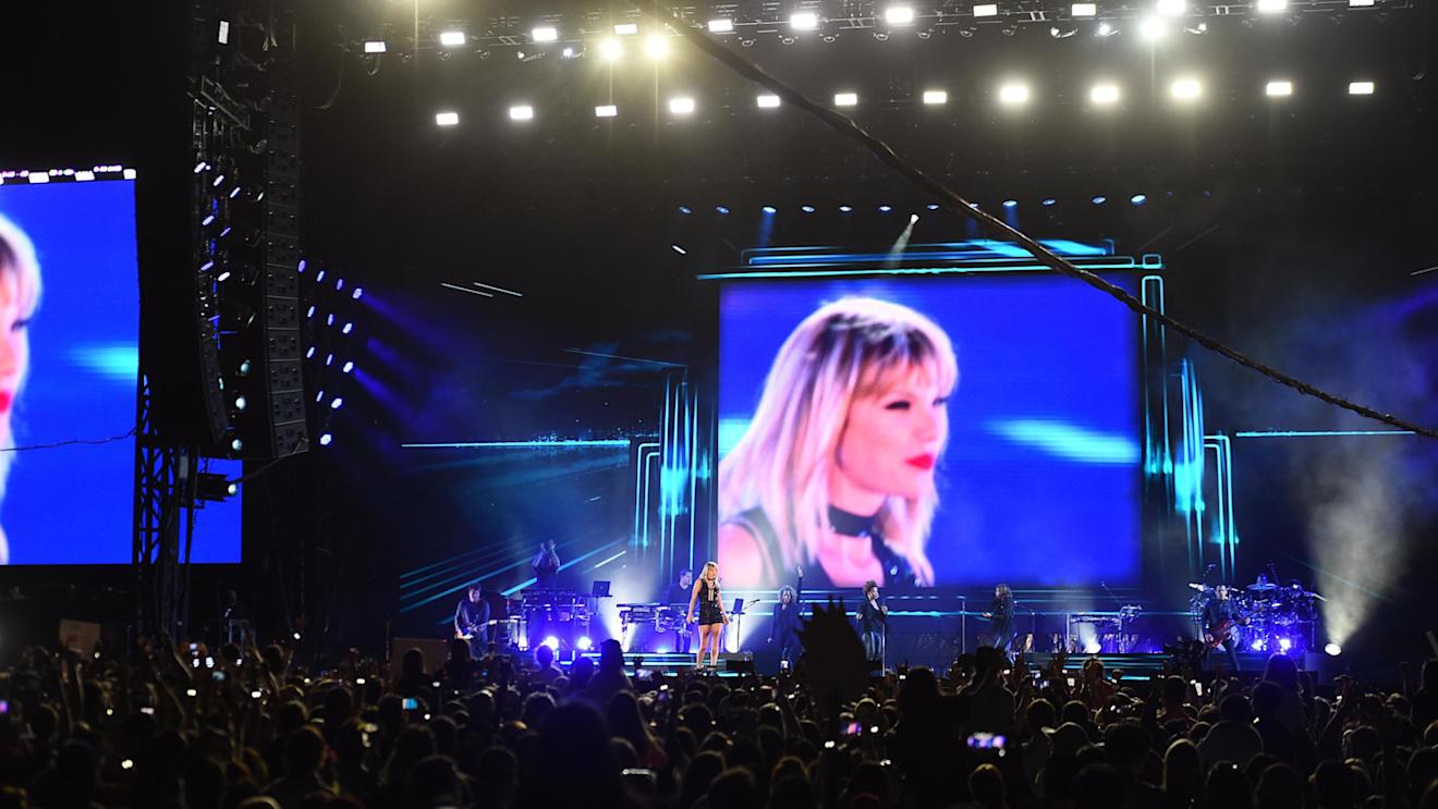 Taylor Swift (USA) in concert at Formula One World Championship, Rd18, United States Grand Prix, Qualifying, Circuit of the Americas, Austin, Texas, USA, Saturday 22 October 2016. © Sutton Images