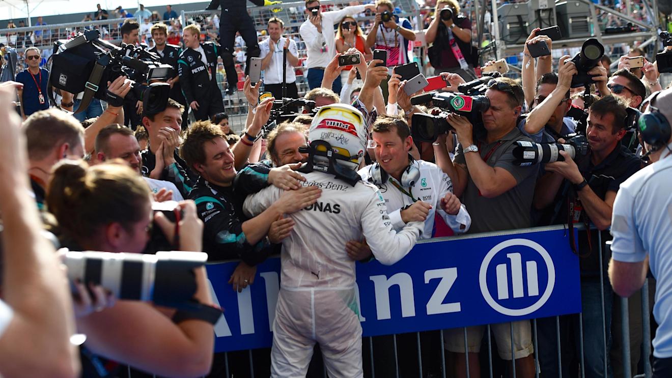 Race winner Lewis Hamilton (GBR) Mercedes AMG F1 celebrates with the team in parc ferme at Formula One World Championship, Rd18, United States Grand Prix, Race, Circuit of the Americas, Austin, Texas, USA, Sunday 23 October 2016. © Sutton Images