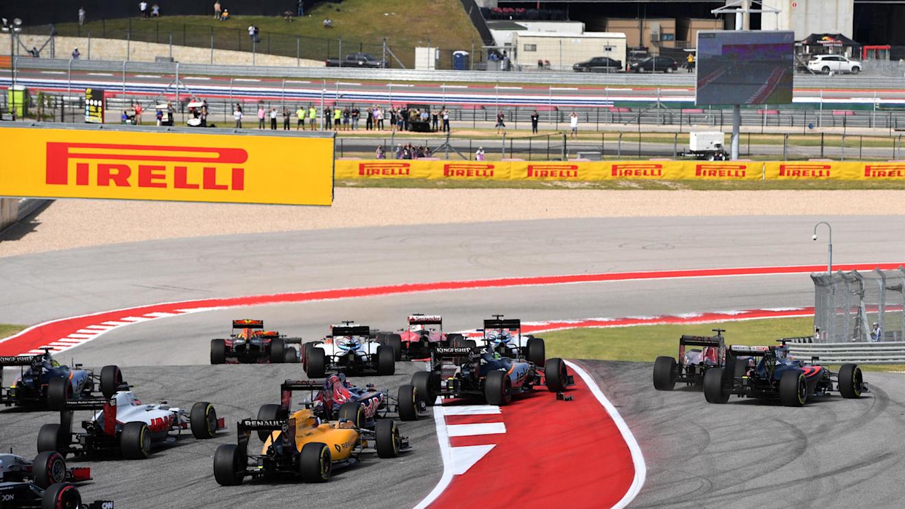 Nico Hulkenberg (GER) Force India VJM09, Carlos Sainz jr (ESP) Scuderia Toro Rosso STR11 and Fernando Alonso (ESP) McLaren MP4-31 clash at the start of the race at Formula One World Championship, Rd18, United States Grand Prix, Race, Circuit of the Americas, Austin, Texas, USA, Sunday 23 October 2016. © Sutton Images