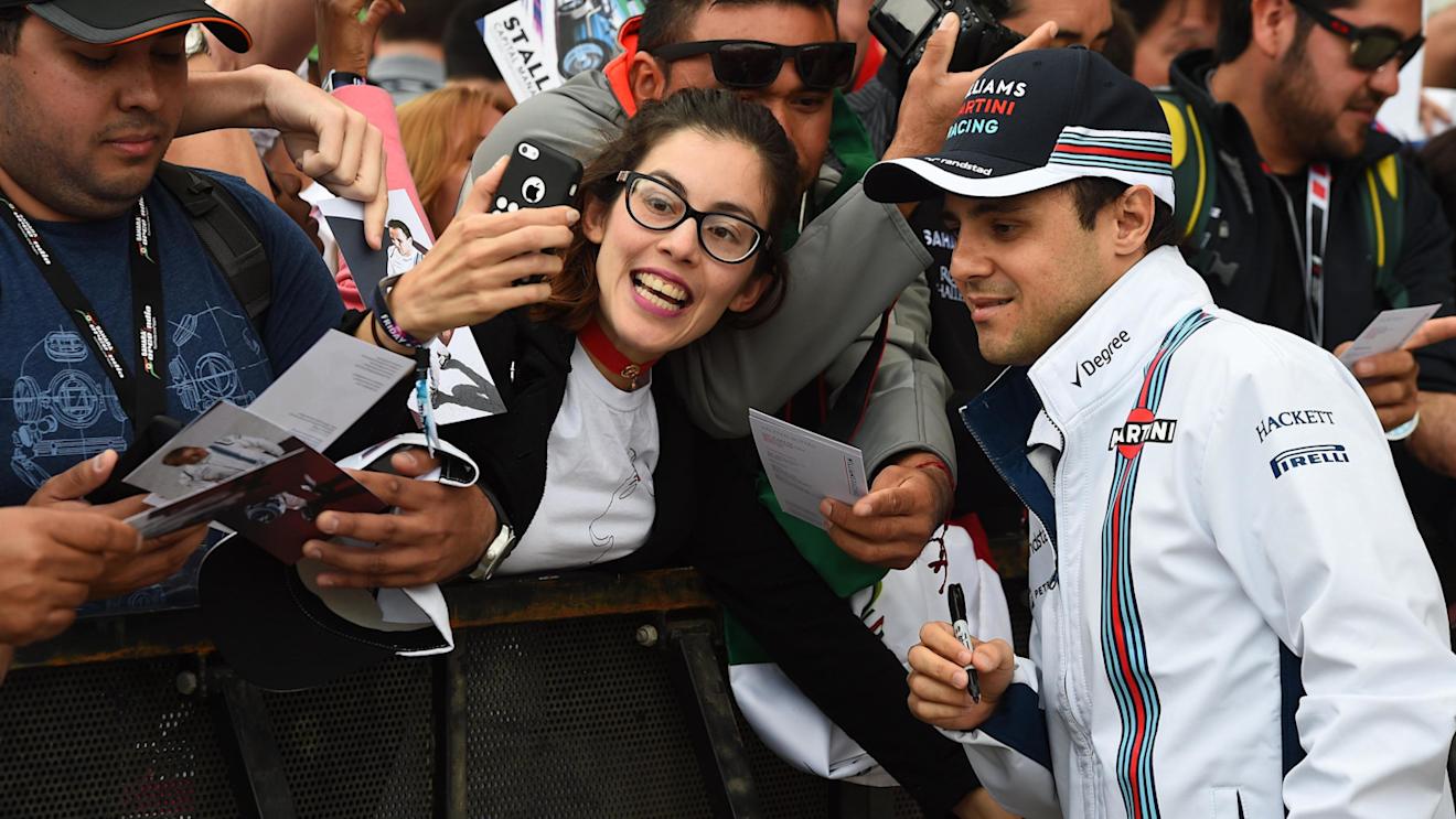 Felipe Massa (BRA) Williams fans selfie at Formula One World Championship, Rd18, United States Grand Prix, Race, Circuit of the Americas, Austin, Texas, USA, Sunday 23 October 2016. © Sutton Images