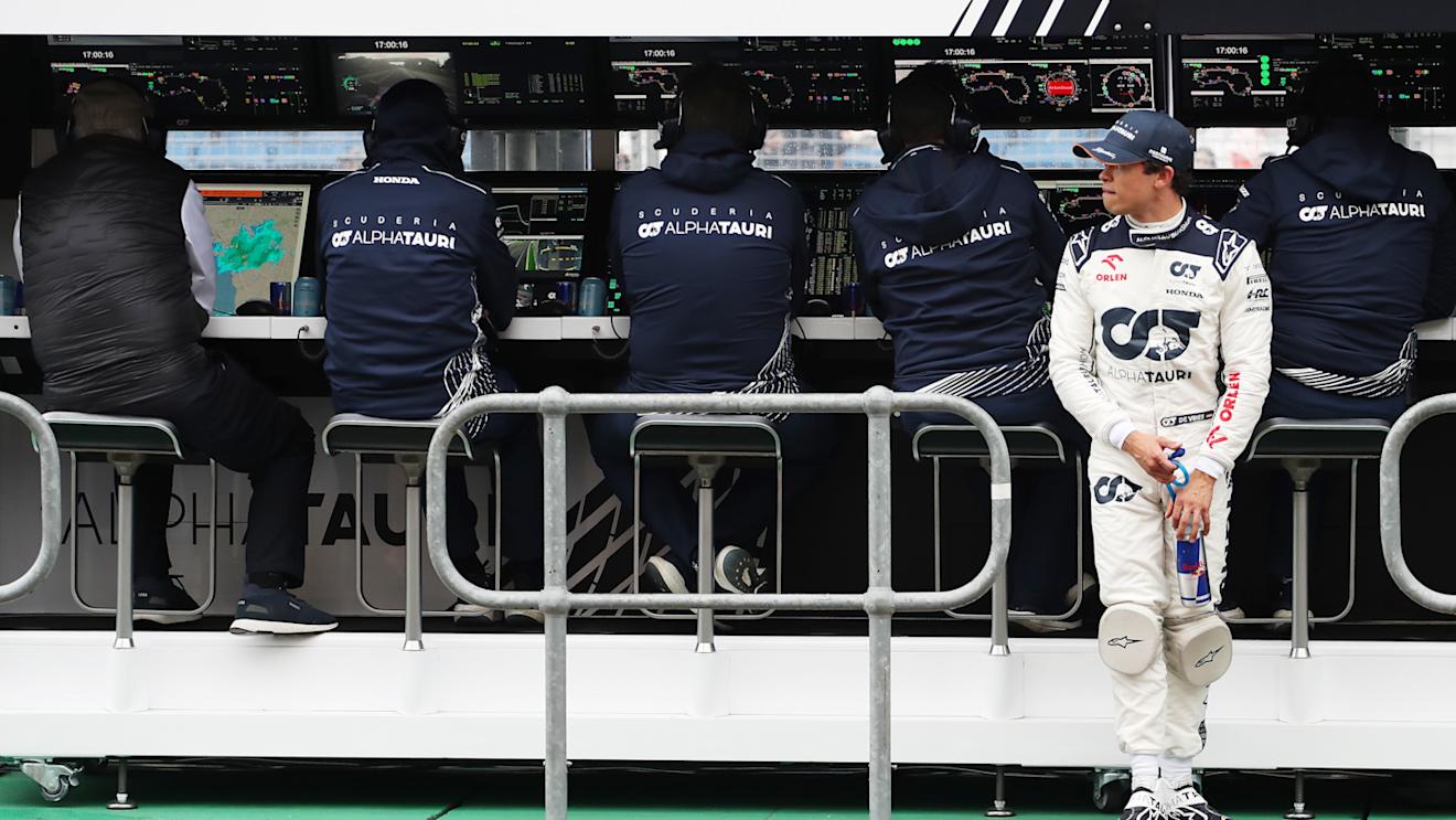 MELBOURNE, AUSTRALIA - MARCH 31:Nyck de Vries of Netherlands and Scuderia AlphaTauri looks on from the pitwall during practice ahead of the F1 Grand Prix of Australia at Albert Park Grand Prix Circuit on March 31, 2023 in Melbourne, Australia. (Photo by Peter Fox/Getty Images)
