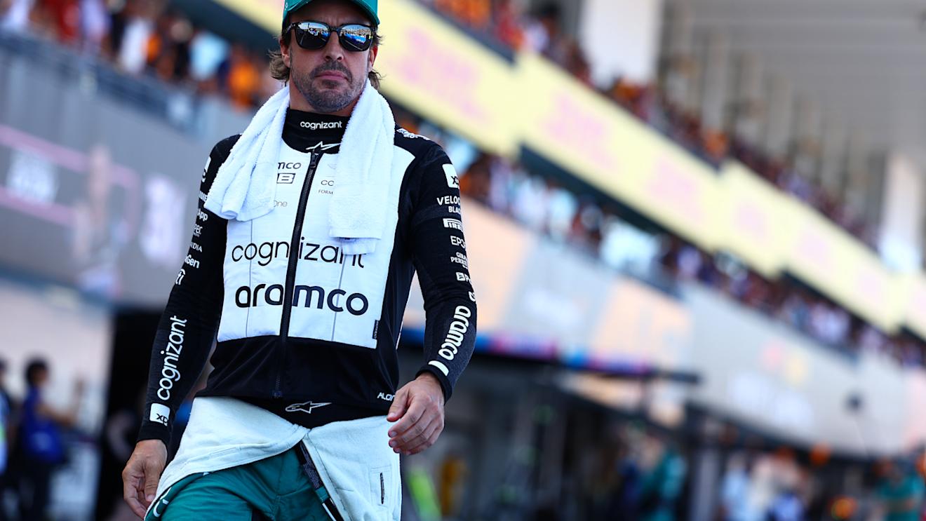 SUZUKA, JAPAN - SEPTEMBER 24: Fernando Alonso of Spain and Aston Martin F1 Team walks in the Pitlane prior to the F1 Grand Prix of Japan at Suzuka International Racing Course on September 24, 2023 in Suzuka, Japan. (Photo by Mark Thompson/Getty Images)