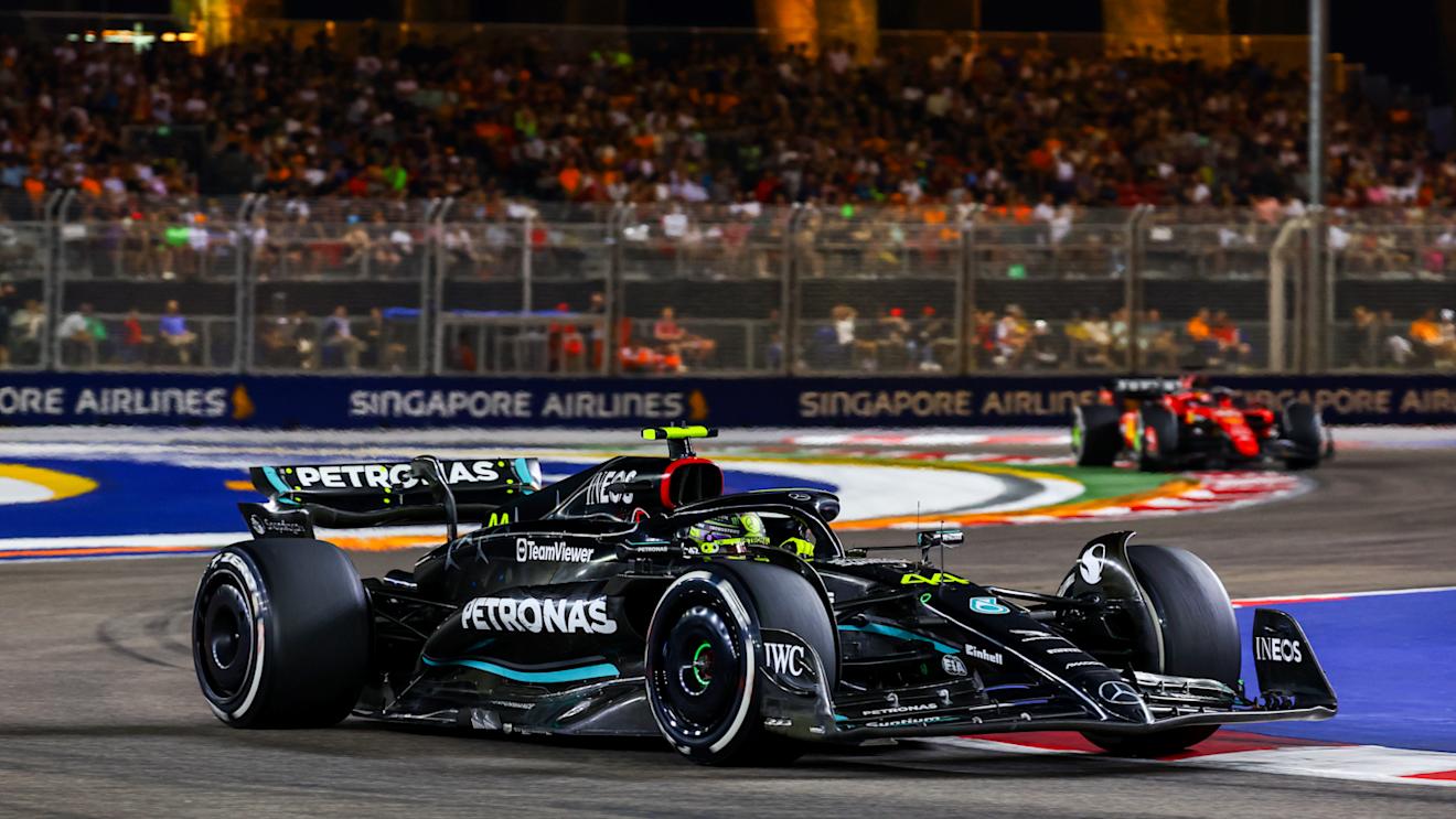 SINGAPORE, SINGAPORE - SEPTEMBER 17: Lewis Hamilton of Great Britain driving the (44) Mercedes AMG Petronas F1 Team W14 on track during the F1 Grand Prix of Singapore at Marina Bay Street Circuit on September 17, 2023 in Singapore, Singapore. (Photo by Mark Thompson/Getty Images)