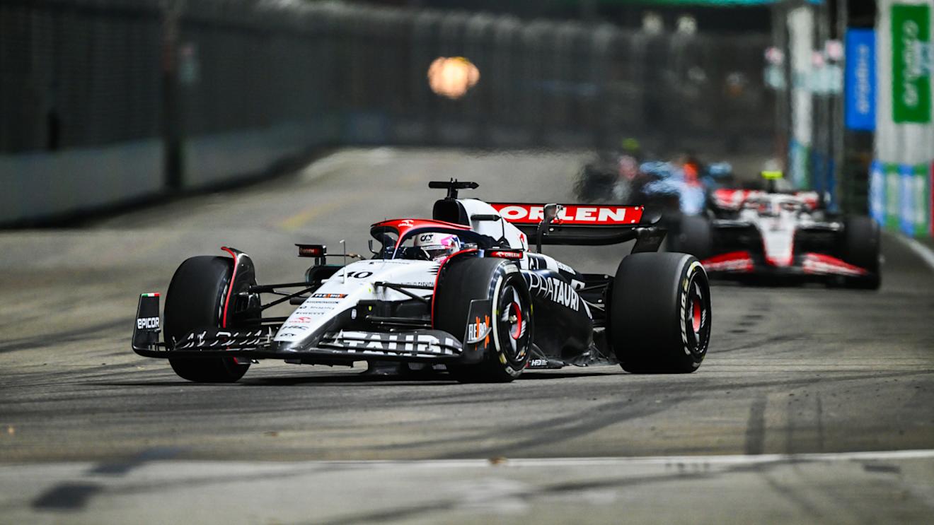 SINGAPORE, SINGAPORE - SEPTEMBER 17: Liam Lawson of New Zealand driving the (40) Scuderia AlphaTauri AT04 on track during the F1 Grand Prix of Singapore at Marina Bay Street Circuit on September 17, 2023 in Singapore, Singapore. (Photo by Clive Mason/Getty Images)
