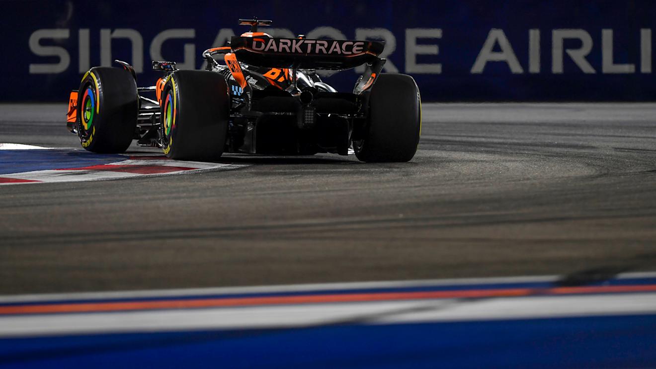 SINGAPORE, SINGAPORE - SEPTEMBER 17: Oscar Piastri of Australia driving the (81) McLaren MCL60 Mercedes on track during the F1 Grand Prix of Singapore at Marina Bay Street Circuit on September 17, 2023 in Singapore, Singapore. (Photo by Rudy Carezzevoli/Getty Images)