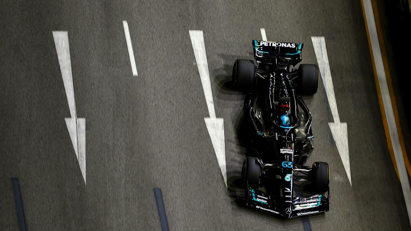 SINGAPORE, SINGAPORE - SEPTEMBER 15: George Russell of Great Britain driving the (63) Mercedes AMG Petronas F1 Team W14 on track during practice ahead of the F1 Grand Prix of Singapore at Marina Bay Street Circuit on September 15, 2023 in Singapore, Singapore. (Photo by Mark Thompson/Getty Images)