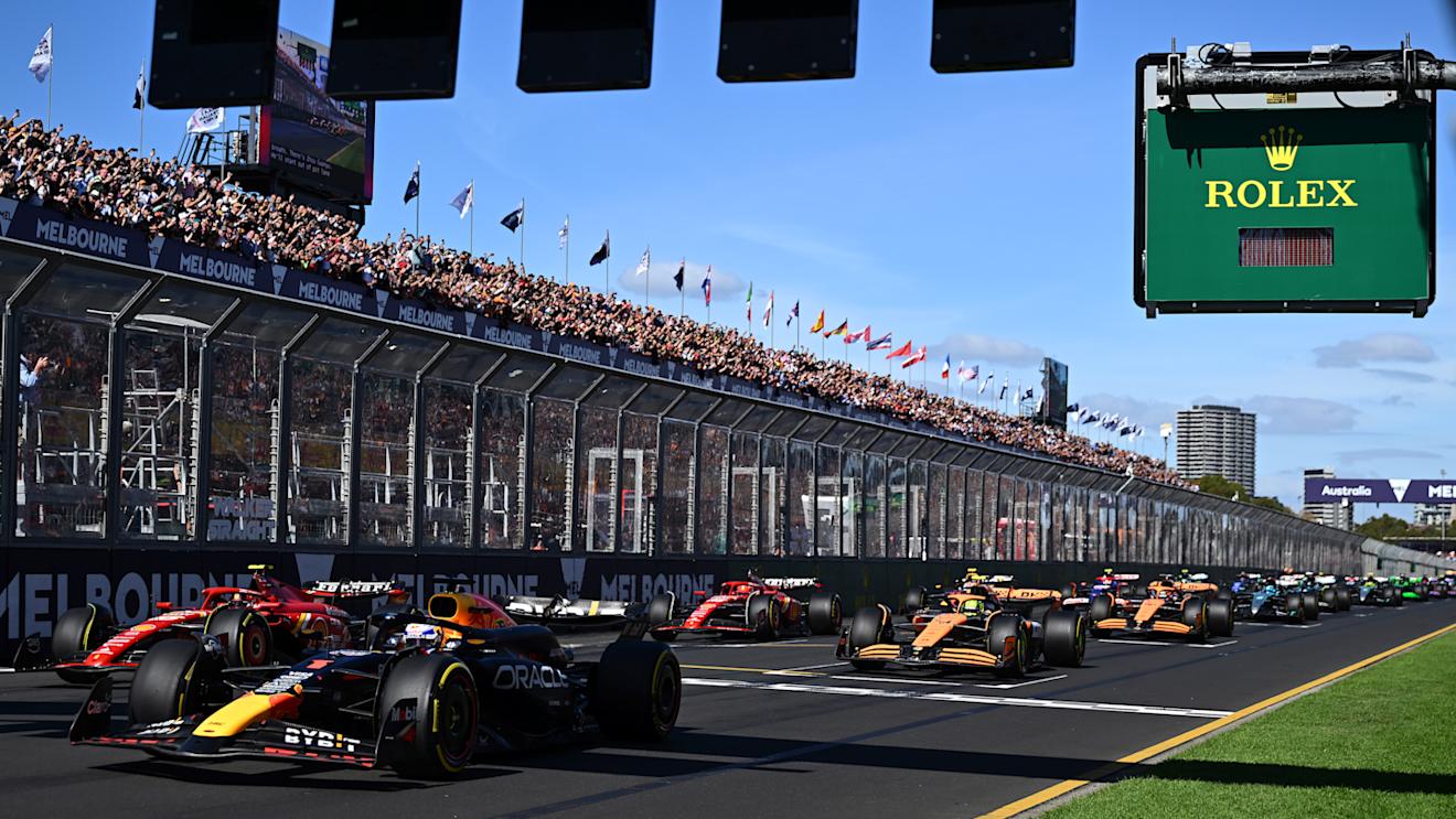 MELBOURNE, AUSTRALIA - MARCH 24: Max Verstappen of the Netherlands driving the (1) Oracle Red Bull Racing RB20 leads Carlos Sainz of Spain driving (55) the Ferrari SF-24 and the rest of the field at the start of the race during the F1 Grand Prix of Australia at Albert Park Circuit on March 24, 2024 in Melbourne, Australia. (Photo by Quinn Rooney - Formula 1/Formula 1 via Getty Images)
