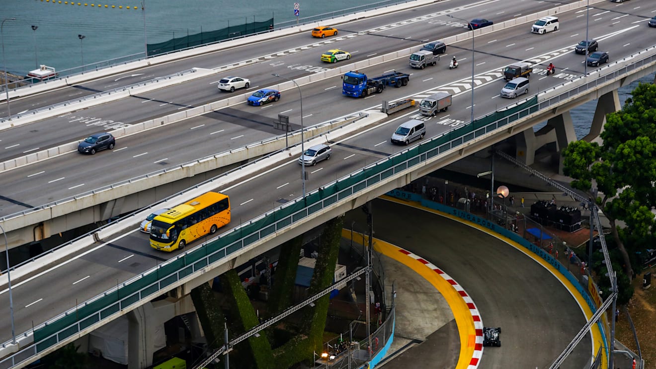 SINGAPORE, SINGAPORE - SEPTEMBER 20: Lewis Hamilton of Great Britain driving the (44) Mercedes AMG Petronas F1 Team Mercedes W10 on track during practice for the F1 Grand Prix of Singapore at Marina Bay Street Circuit on September 20, 2019 in Singapore. (Photo by Mark Thompson/Getty Images)