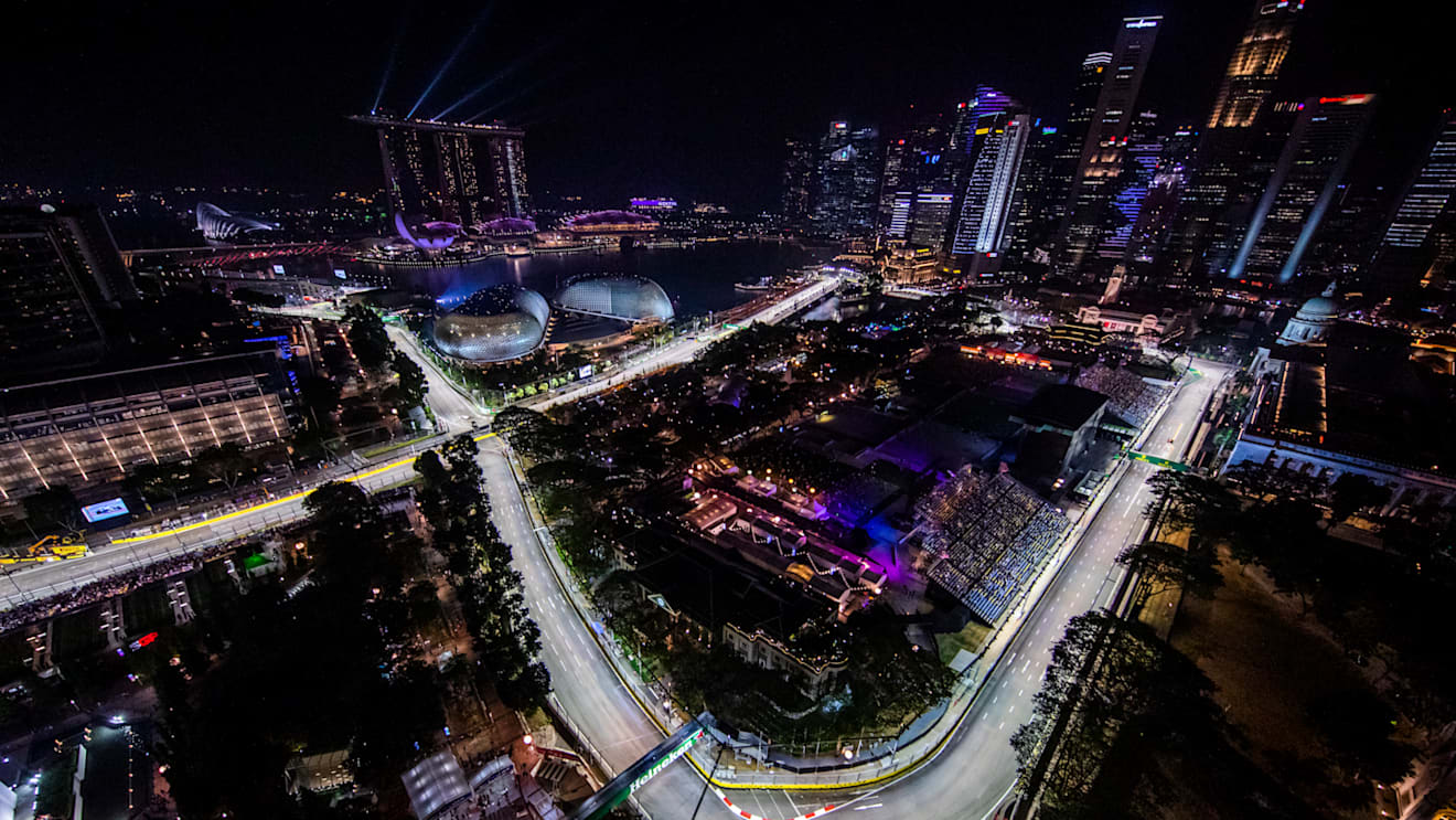 SINGAPORE, SINGAPORE - SEPTEMBER 20: Max Verstappen of the Netherlands driving the (33) Aston Martin Red Bull Racing RB15 on track during practice for the F1 Grand Prix of Singapore at Marina Bay Street Circuit on September 20, 2019 in Singapore. (Photo by Mark Thompson/Getty Images)