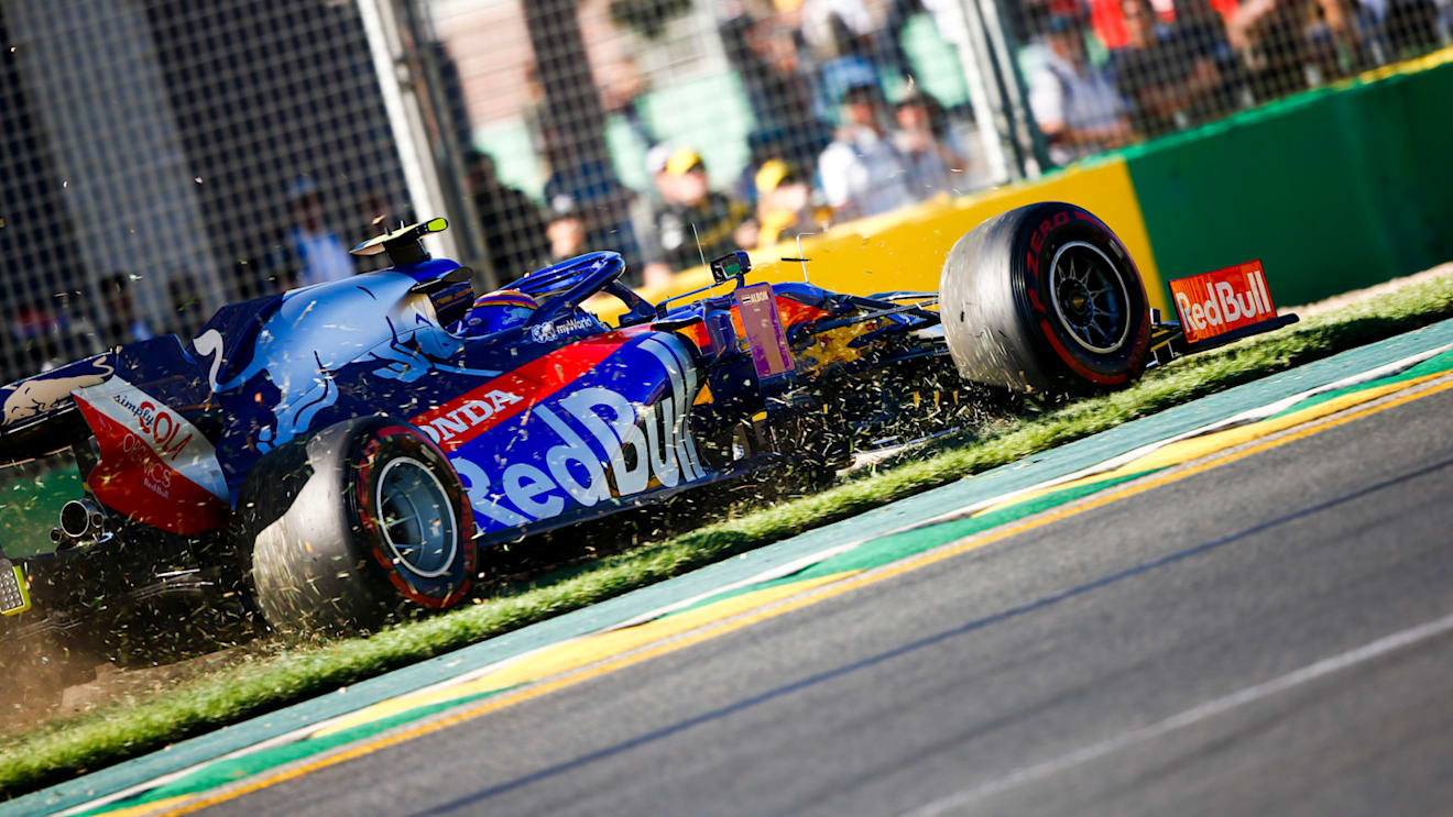 MELBOURNE GRAND PRIX CIRCUIT, AUSTRALIA - MARCH 15: Alexander Albon, Toro Rosso STR14, takes to the grass during the Australian GP at Melbourne Grand Prix Circuit on March 15, 2019 in Melbourne Grand Prix Circuit, Australia. (Photo by Andy Hone / LAT Images)