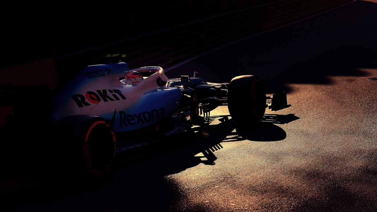 BAKU CITY CIRCUIT, AZERBAIJAN: Robert Kubica, Williams FW42, negotiates the tight 'Old Town' section of the track at dusk (Photo by Mario Renzi)