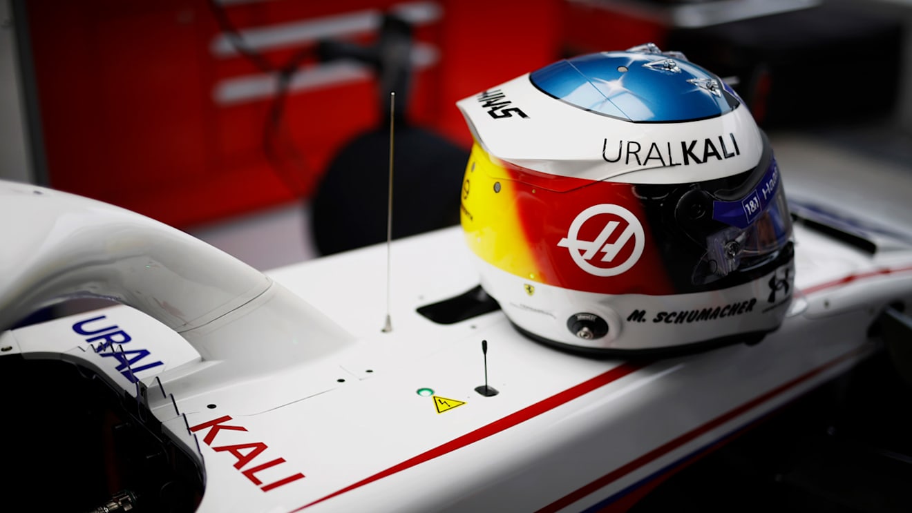 Mick Schumacher's helmet in tribute to his father Michael Schumacher 