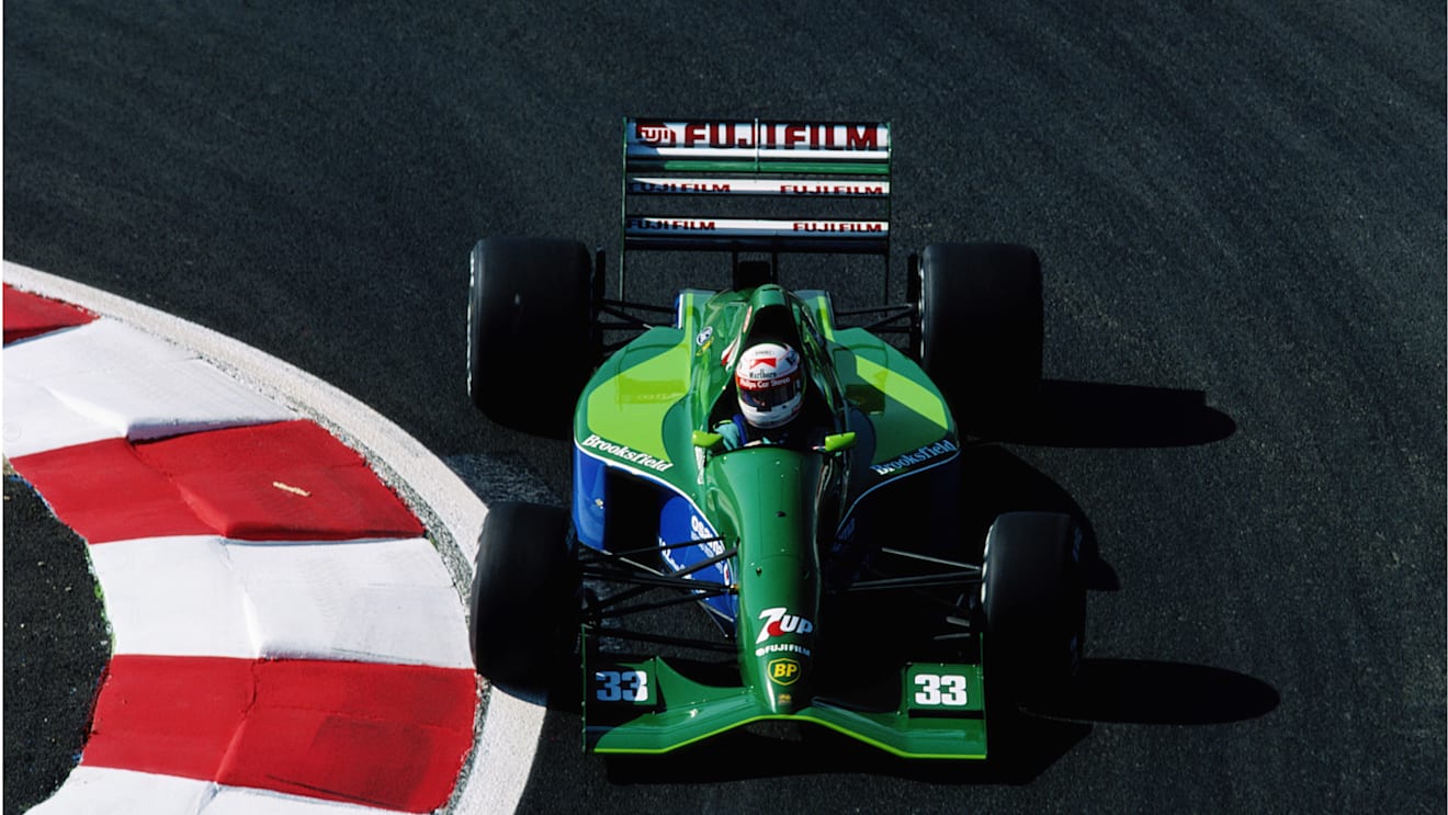 The front wing is one of the trademark features of the 191