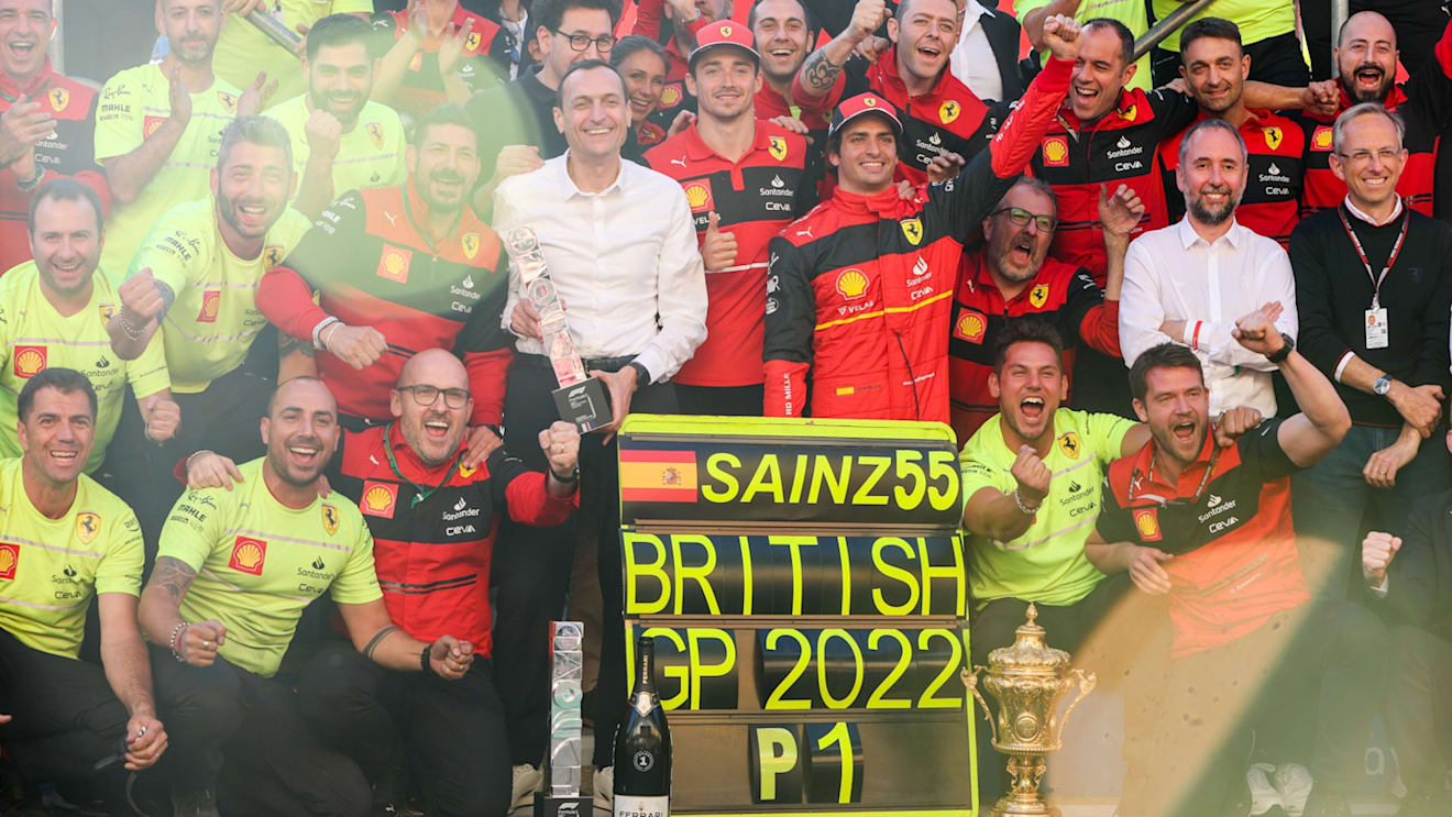  Carlos Sainz of Ferrari and Spain celebrates with Charles Leclerc of Ferrari and Monaco and Ferrari after finishing in first position and taking his first F1 win during the F1 Grand Prix of Great Britain at Silverstone on July 03, 2022 in Northampton, England. (Photo by Peter J Fox/Getty Images)