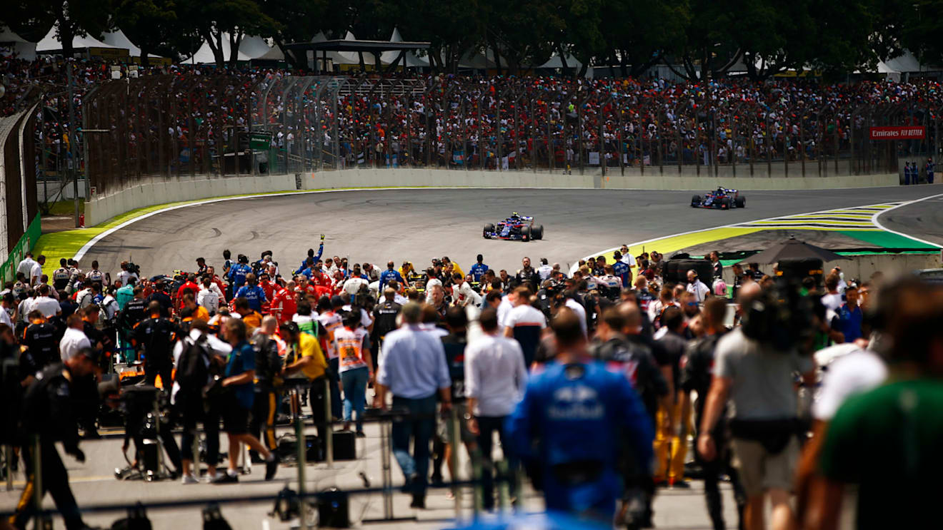 Pierre Gasly, Scuderia Toro Rosso STR13, and Brendon Hartley, Toro Rosso STR13, arrive on the grid during the Brazilian GP on November 11, 2018 in Autodromo Jose Carlos Pace, Brazil. (Photo by Andy Hone / LAT Images)
