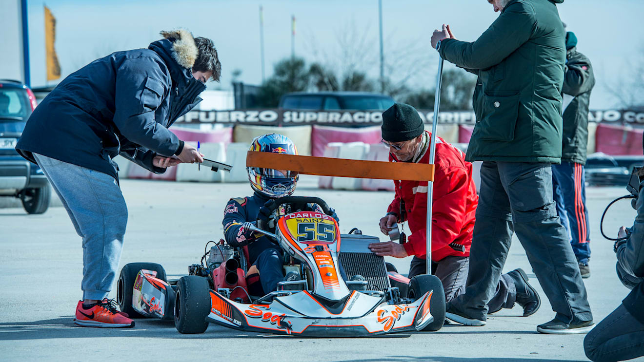 Carlos Sainz does neck exercises between karting sessions. © Oscar Carrascosa/Red Bull Content Pool