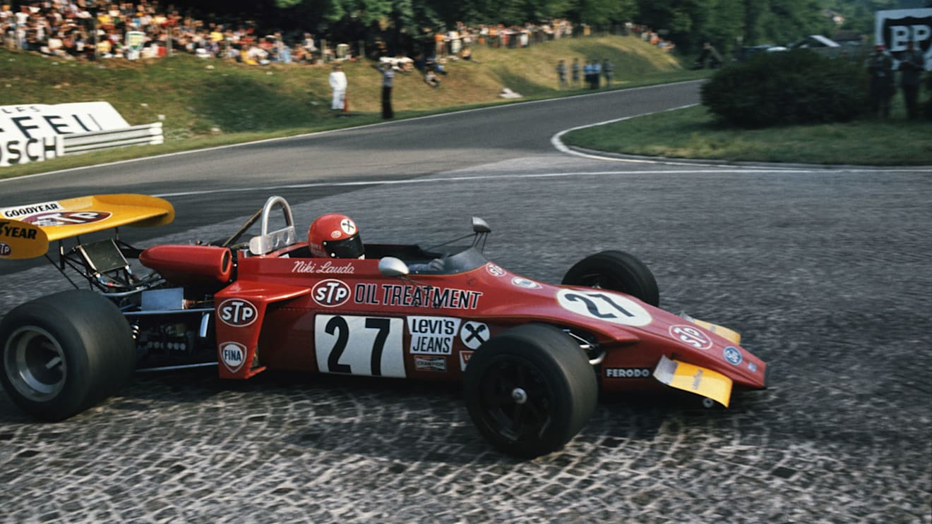 Niki Lauda taking the cobbled Noveau Monde hairpin © LAT Photographic