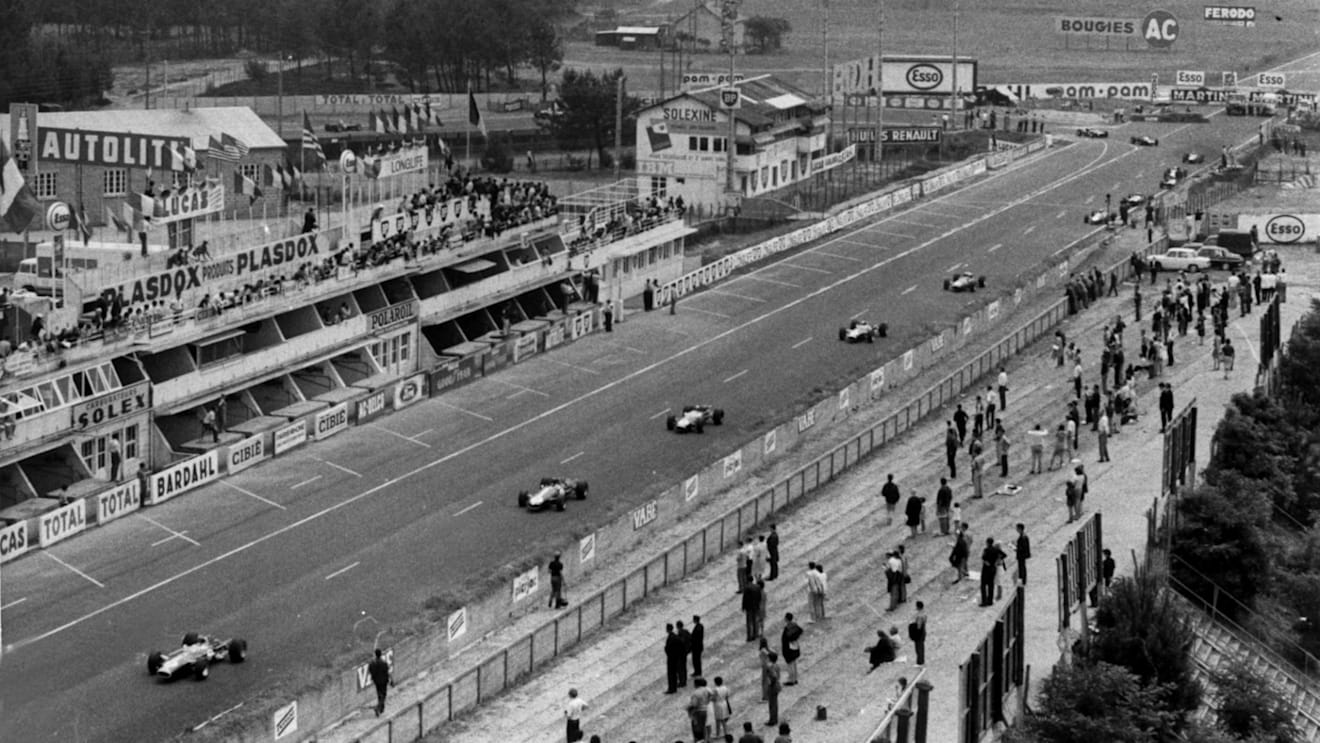 The cars went slower down the pit straight than Le Mans racers © LAT Photographic