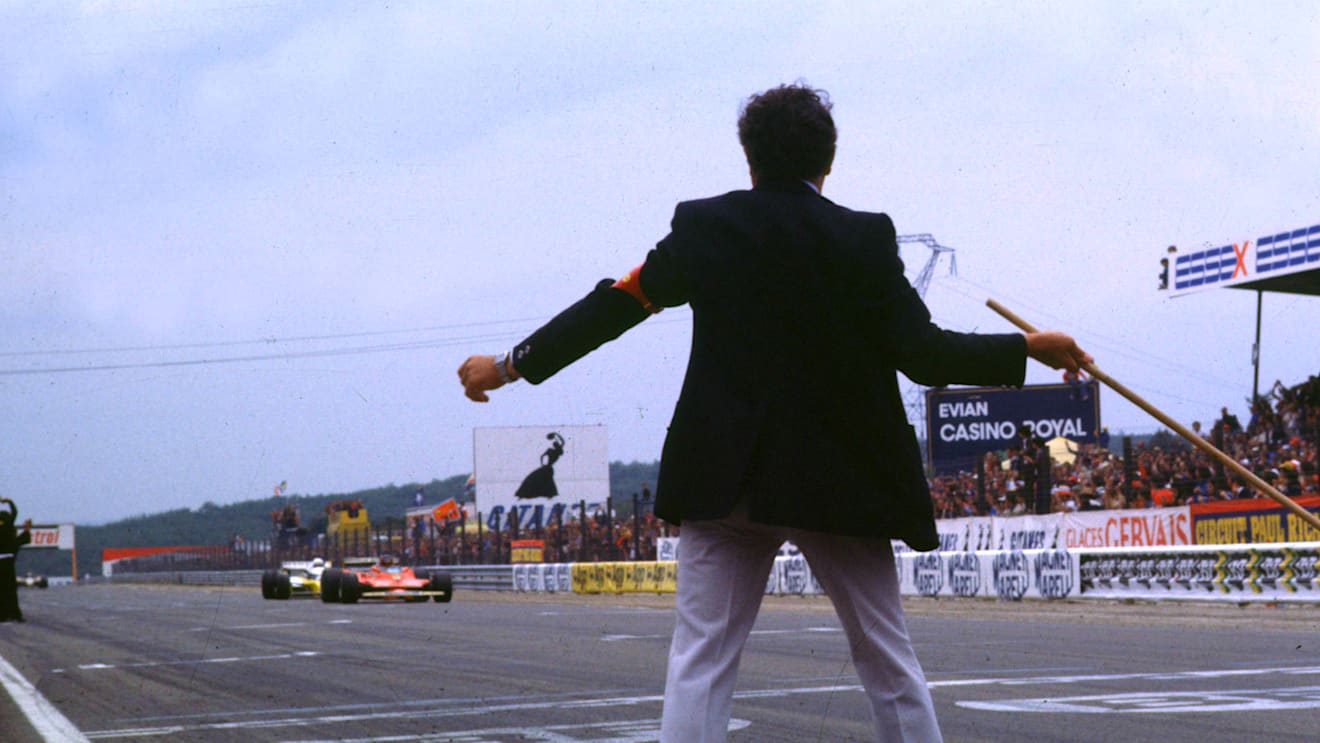 Gilles Villeneuve pips Rene Arnoux in the 1979 Dijon classic © LAT Photographic