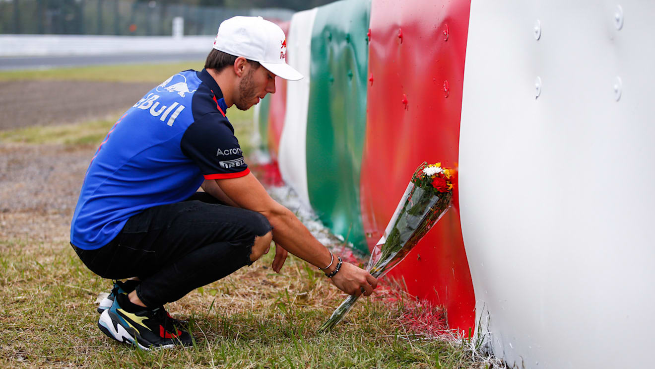 SUZUKA, JAPAN - OCTOBER 04: Pierre Gasly, Scuderia Toro Rosso, lays flowers in memory of Jules Bianchi during the Japanese GP at Suzuka on October 04, 2018 in Suzuka, Japan. (Photo by Andy Hone / LAT Images)