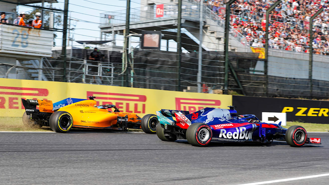 SUZUKA, JAPAN - OCTOBER 07: Fernando Alonso, McLaren MCL33, runs off the track behind Brendon Hartley, Toro Rosso STR13 Honda during the Japanese GP at Suzuka on October 07, 2018 in Suzuka, Japan. (Photo by Steven Tee / LAT Images)