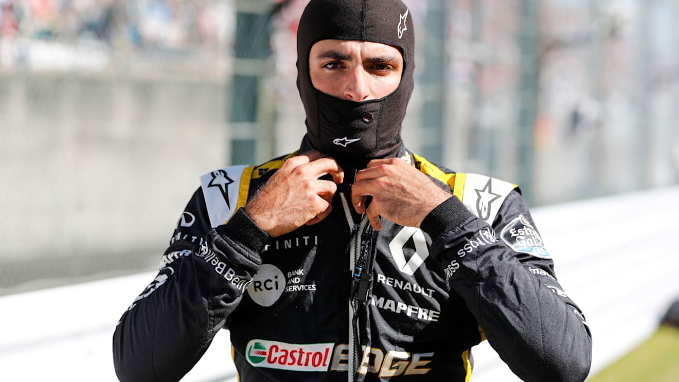 SUZUKA, JAPAN - OCTOBER 07: Carlos Sainz Jr, Renault Sport F1 Team during the Japanese GP at Suzuka on October 07, 2018 in Suzuka, Japan. (Photo by Steven Tee / LAT Images)