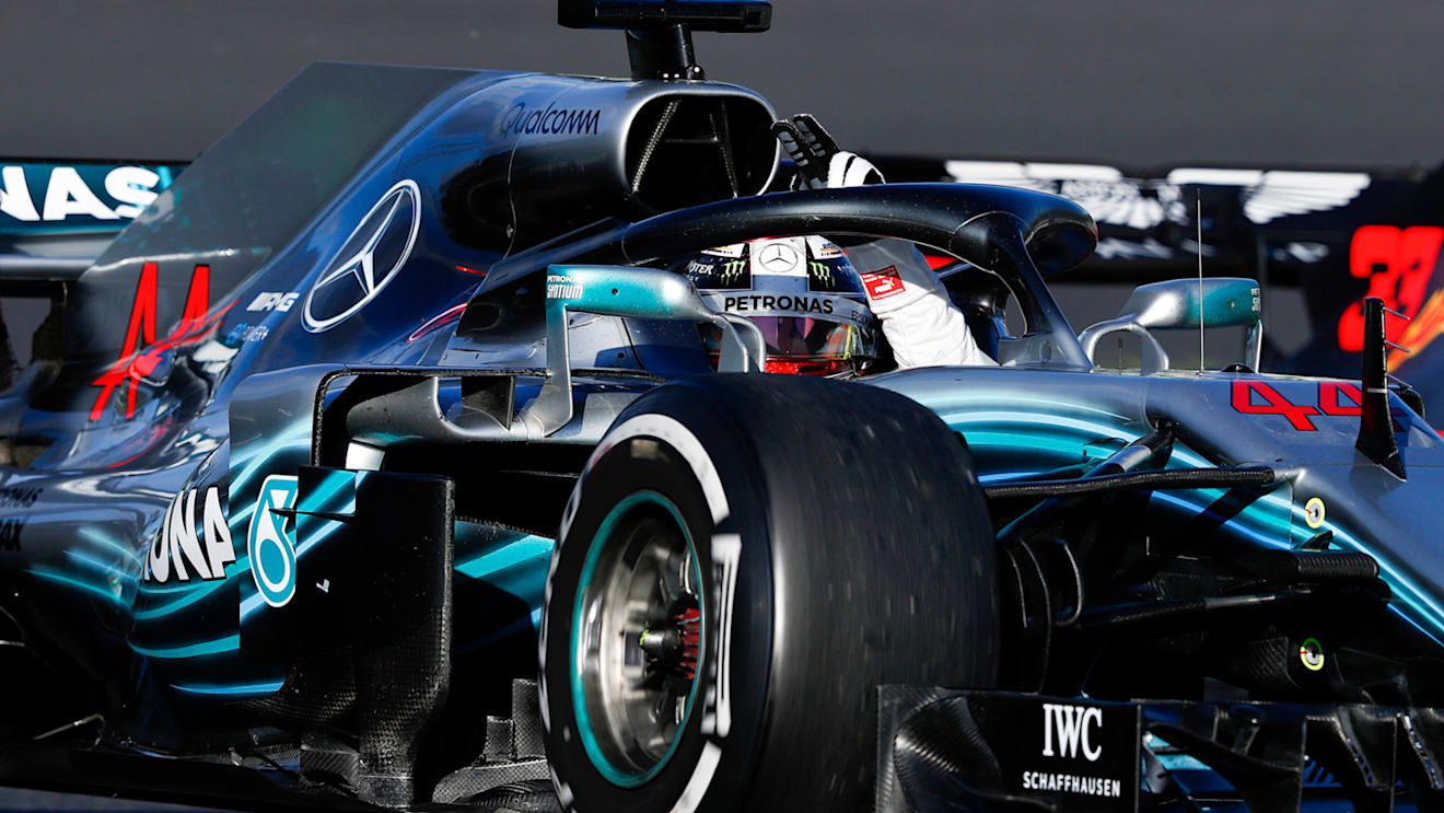 SUZUKA, JAPAN - OCTOBER 07: Lewis Hamilton, Mercedes AMG F1 W09 EQ Power+, waves to fans during the Japanese GP at Suzuka on October 07, 2018 in Suzuka, Japan. (Photo by Glenn Dunbar / LAT Images)