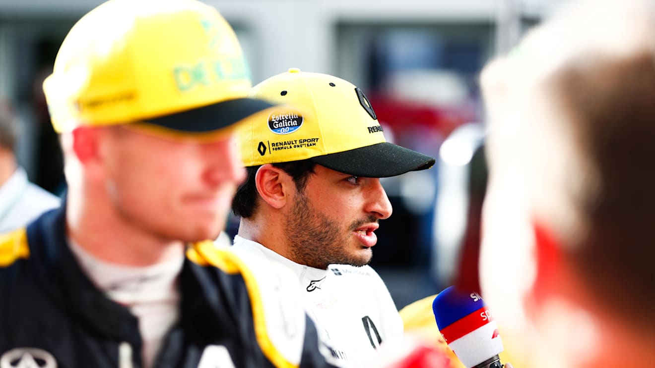 SOCHI AUTODROM, RUSSIAN FEDERATION - SEPTEMBER 29: Nico Hulkenberg, Renault Sport F1 Team, and Carlos Sainz Jr, Renault Sport F1 Team during the Russian GP at Sochi Autodrom on September 29, 2018 in Sochi Autodrom, Russian Federation. (Photo by Sam Bloxham / LAT Images)