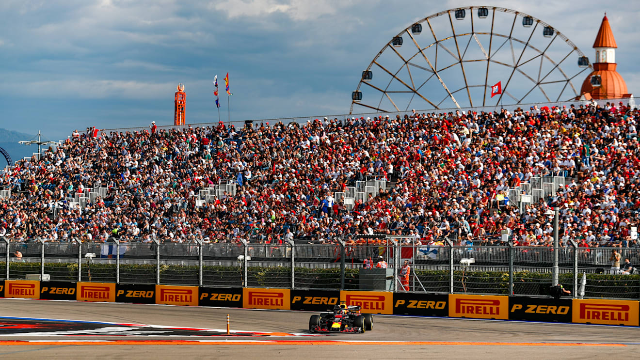 SOCHI AUTODROM, RUSSIAN FEDERATION - SEPTEMBER 30: Daniel Ricciardo, Red Bull Racing RB14 during the Russian GP at Sochi Autodrom on September 30, 2018 in Sochi Autodrom, Russian Federation. (Photo by Sam Bloxham / LAT Images)