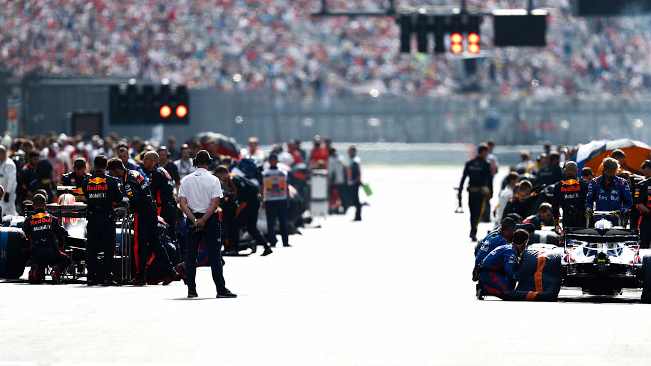 SOCHI AUTODROM, RUSSIAN FEDERATION - SEPTEMBER 30: Engineers make final preparations on the grid prior to the start during the Russian GP at Sochi Autodrom on September 30, 2018 in Sochi Autodrom, Russian Federation. (Photo by Glenn Dunbar / LAT Images)