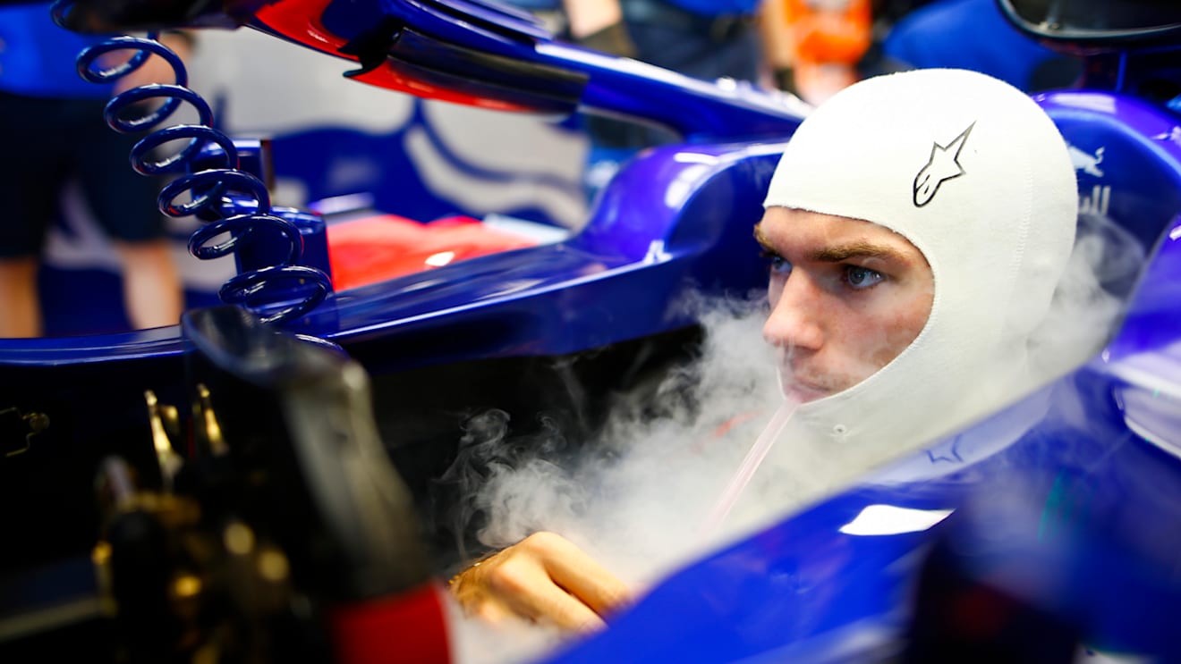 SINGAPORE STREET CIRCUIT, SINGAPORE - SEPTEMBER 14: Pierre Gasly, Scuderia Toro Rosso during the Singapore GP at Singapore Street Circuit on September 14, 2018 in Singapore Street Circuit, Singapore. (Photo by Andy Hone / LAT Images)