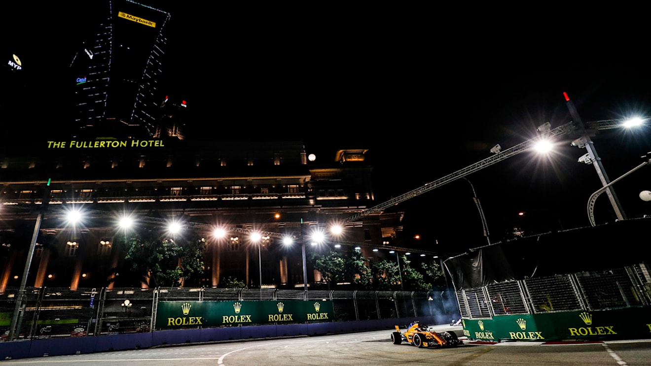 SINGAPORE STREET CIRCUIT, SINGAPORE - SEPTEMBER 14: Stoffel Vandoorne, McLaren MCL33 during the Singapore GP at Singapore Street Circuit on September 14, 2018 in Singapore Street Circuit, Singapore. (Photo by Zak Mauger / LAT Images)