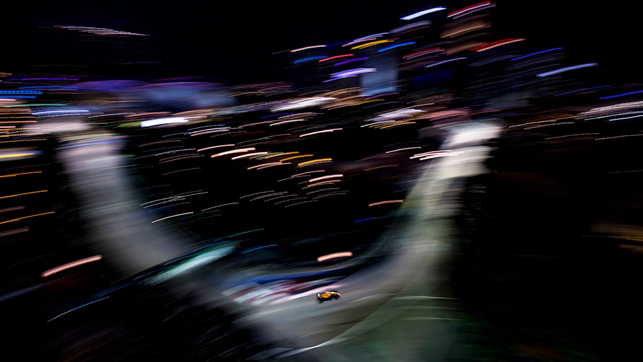 SINGAPORE STREET CIRCUIT, SINGAPORE - SEPTEMBER 14: Stoffel Vandoorne, McLaren MCL33 during the Singapore GP at Singapore Street Circuit on September 14, 2018 in Singapore Street Circuit, Singapore. (Photo by Glenn Dunbar / LAT Images)