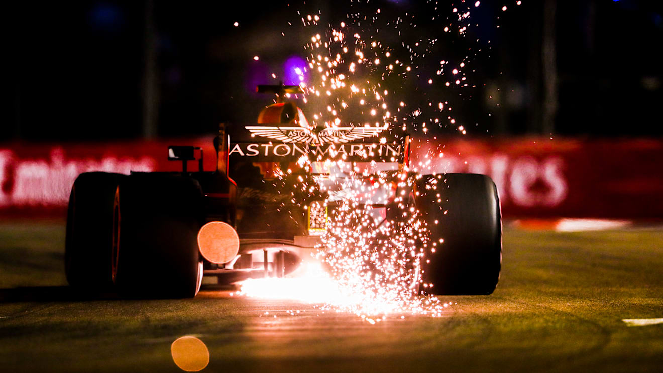 SINGAPORE STREET CIRCUIT, SINGAPORE - SEPTEMBER 15: Daniel Ricciardo, Red Bull Racing RB14 during the Singapore GP at Singapore Street Circuit on September 15, 2018 in Singapore Street Circuit, Singapore. (Photo by Zak Mauger / LAT Images)