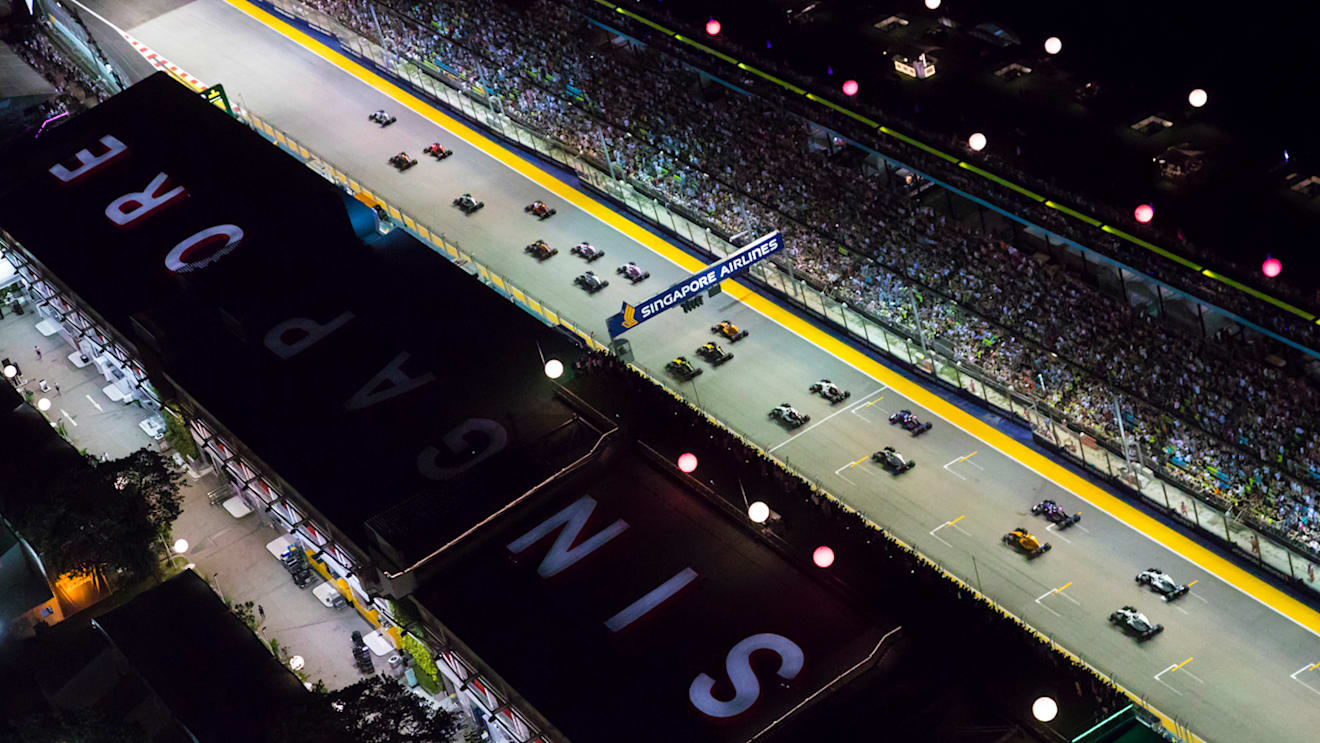 SINGAPORE STREET CIRCUIT, SINGAPORE - SEPTEMBER 16: Lewis Hamilton, Mercedes AMG F1 W09 EQ Power+, Max Verstappen, Red Bull Racing RB14, and Sebastian Vettel, Ferrari SF71H, lead the field away at the start of the race during the Singapore GP at Singapore Street Circuit on September 16, 2018 in Singapore Street Circuit, Singapore. (Photo by Joe Portlock / LAT Images)
