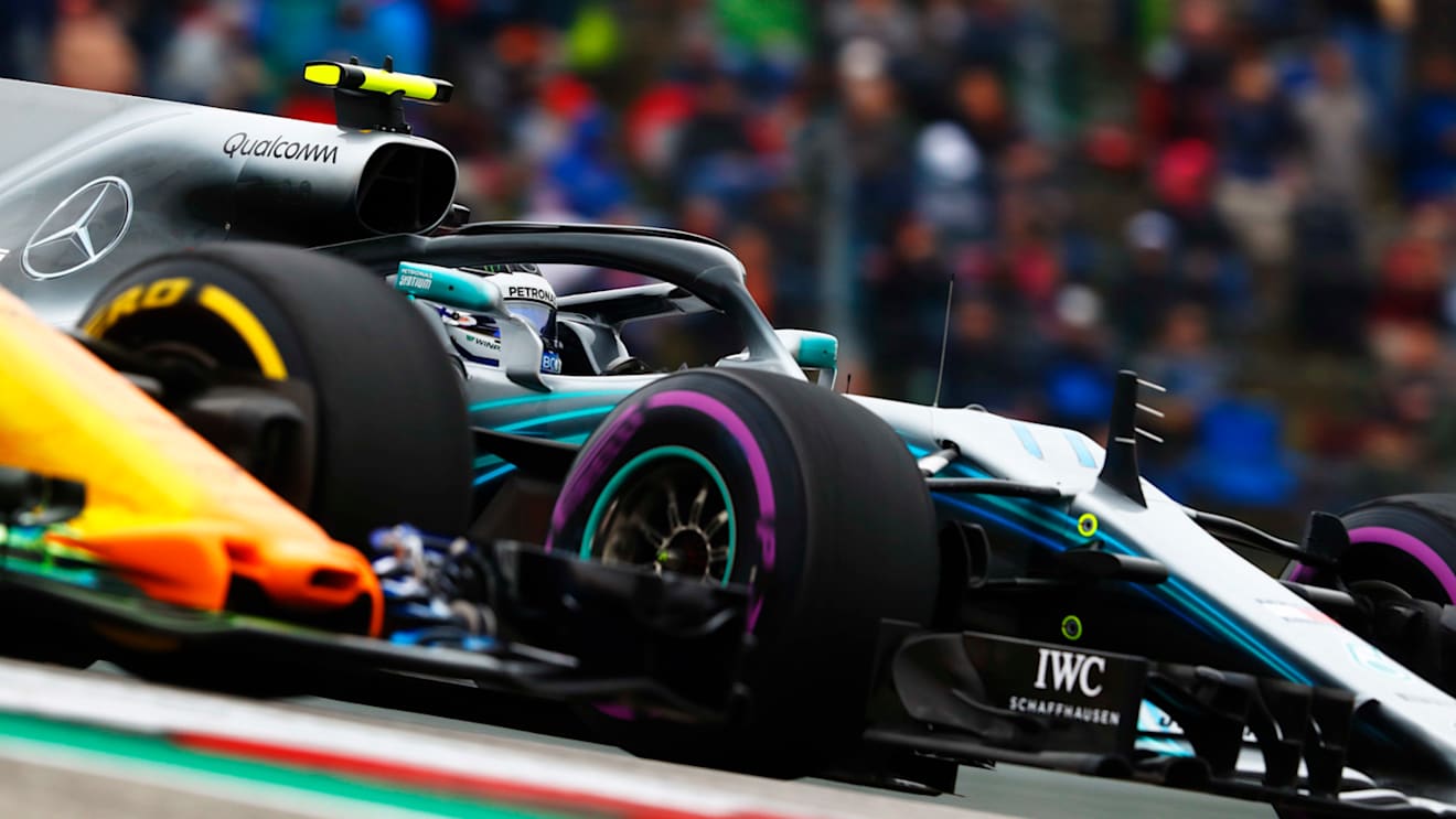 CIRCUIT OF THE AMERICAS, UNITED STATES OF AMERICA - OCTOBER 20: Valtteri Bottas, Mercedes AMG F1 W09 EQ Power+, battles with Fernando Alonso, McLaren MCL33 during the United States GP at Circuit of the Americas on October 20, 2018 in Circuit of the Americas, United States of America. (Photo by Steven Tee / LAT Images)