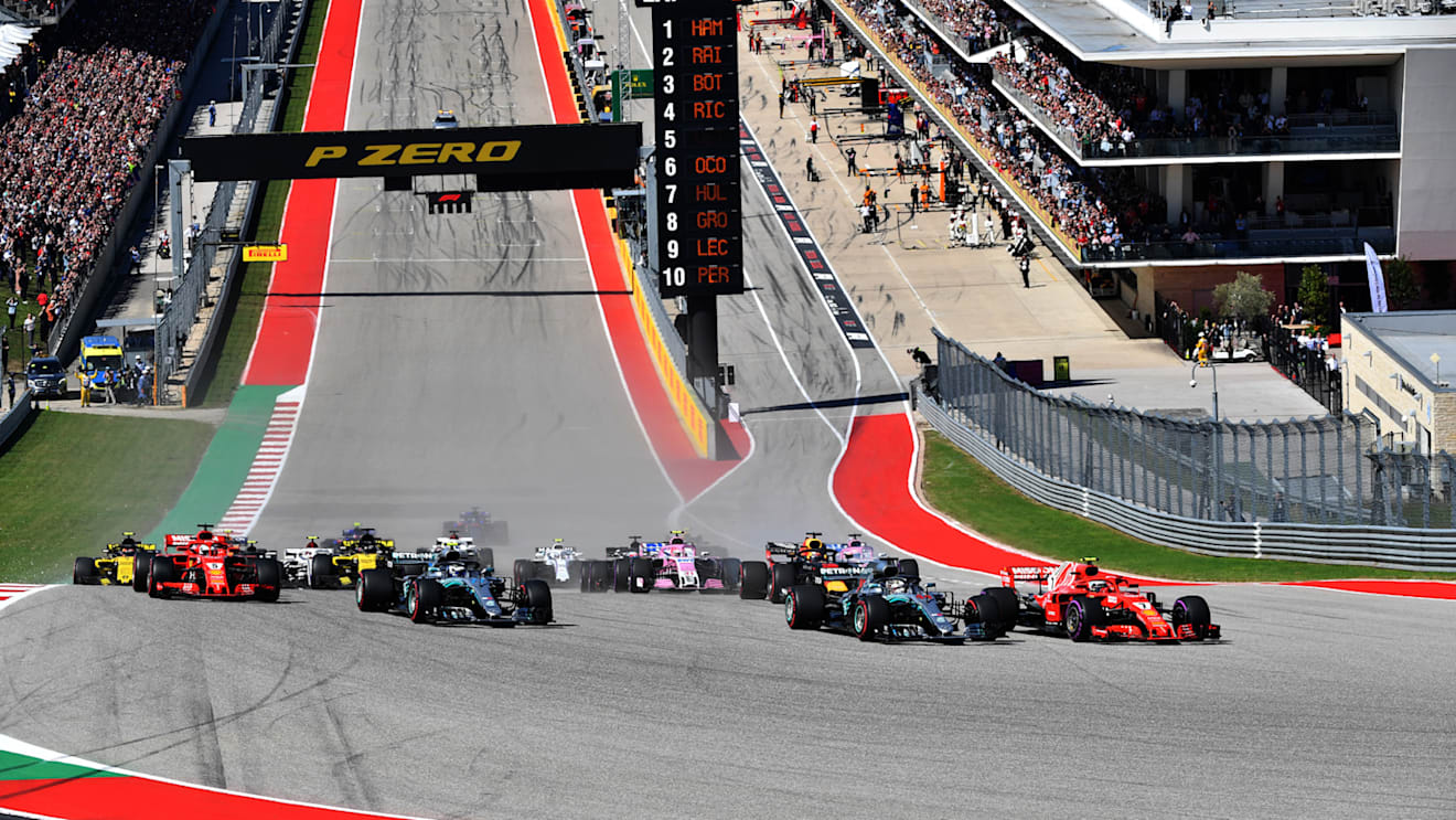 CIRCUIT OF THE AMERICAS, UNITED STATES OF AMERICA - OCTOBER 21: Kimi Raikkonen, Ferrari SF71H and Lewis Hamilton, Mercedes-AMG F1 W09 EQ Power+ battle at the start of the race during the United States GP at Circuit of the Americas on October 21, 2018 in Circuit of the Americas, United States of America. (Photo by Mark Sutton / Sutton Images)