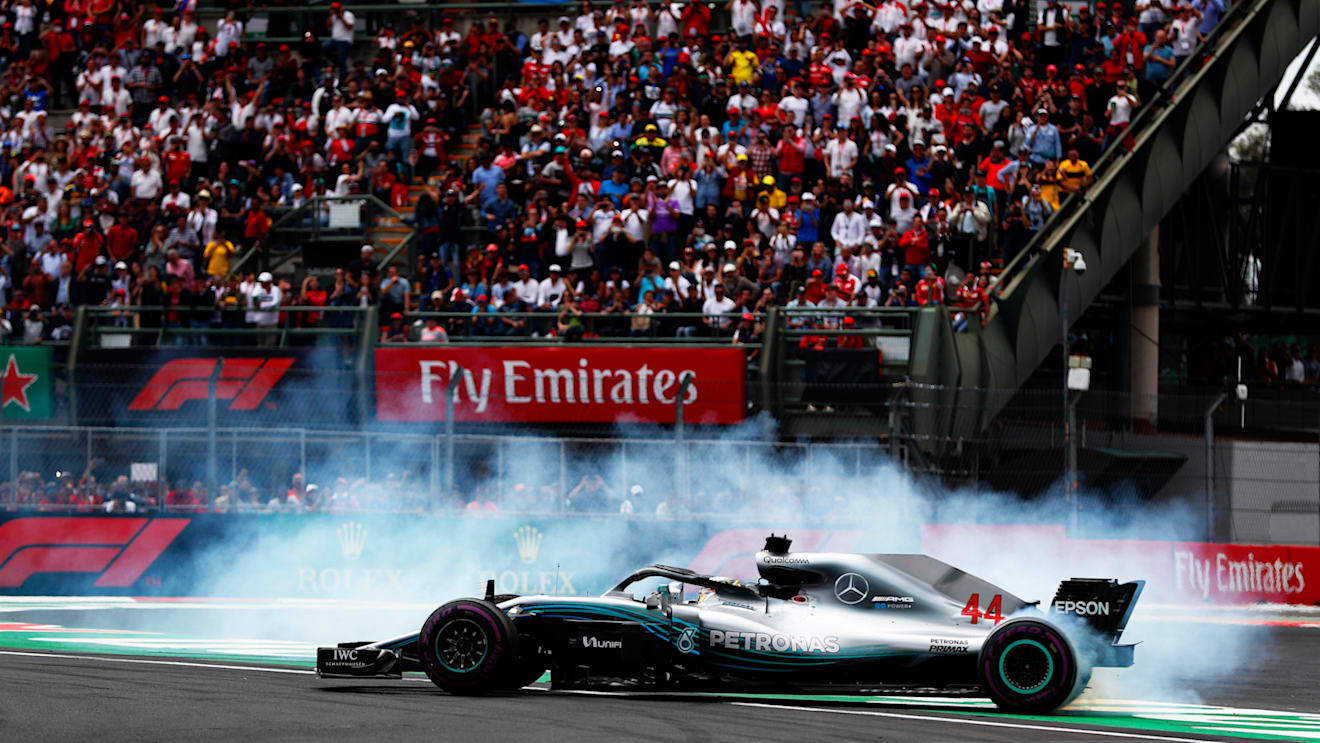 AUTODROMO HERMANOS RODRIGUEZ, MEXICO - OCTOBER 28: Lewis Hamilton, Mercedes AMG F1 W09 EQ Power+, performs a doughnut as he celebrates winning his fifth World Championship during the Mexican GP at Autodromo Hermanos Rodriguez on October 28, 2018 in Autodromo Hermanos Rodriguez, Mexico. (Photo by Steven Tee / LAT Images)