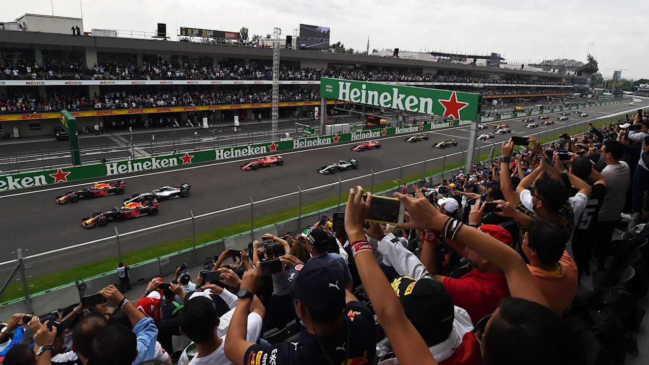 AUTODROMO HERMANOS RODRIGUEZ, MEXICO - OCTOBER 28: Daniel Ricciardo, Red Bull Racing RB14, Max Verstappen, Red Bull Racing RB14 and Lewis Hamilton, Mercedes AMG F1 W09 EQ Power+ at the start of the race during the Mexican GP at Autodromo Hermanos Rodriguez on October 28, 2018 in Autodromo Hermanos Rodriguez, Mexico. (Photo by Jose Rubio / Sutton Images)
