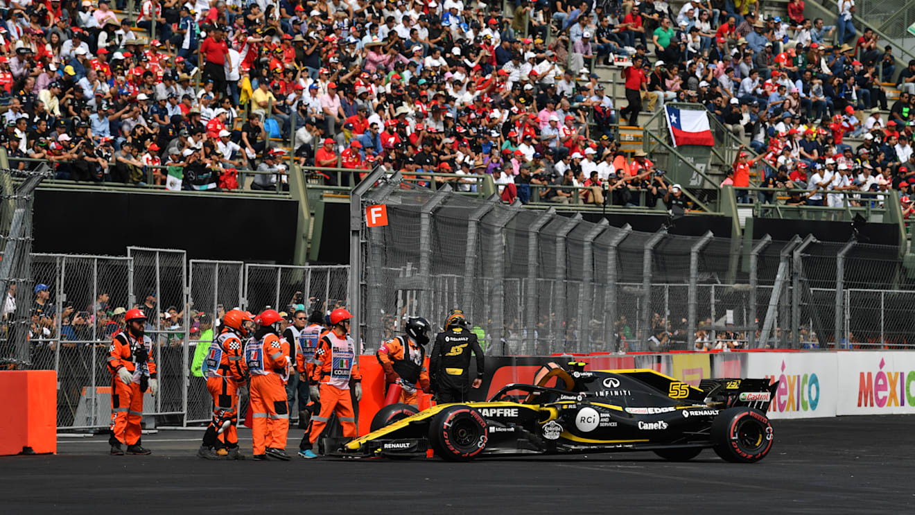 AUTODROMO HERMANOS RODRIGUEZ, MEXICO - OCTOBER 28: Carlos Sainz Jr, Renault Sport F1 Team R.S. 18 retires during the Mexican GP at Autodromo Hermanos Rodriguez on October 28, 2018 in Autodromo Hermanos Rodriguez, Mexico. (Photo by Jerry Andre / Sutton Images)