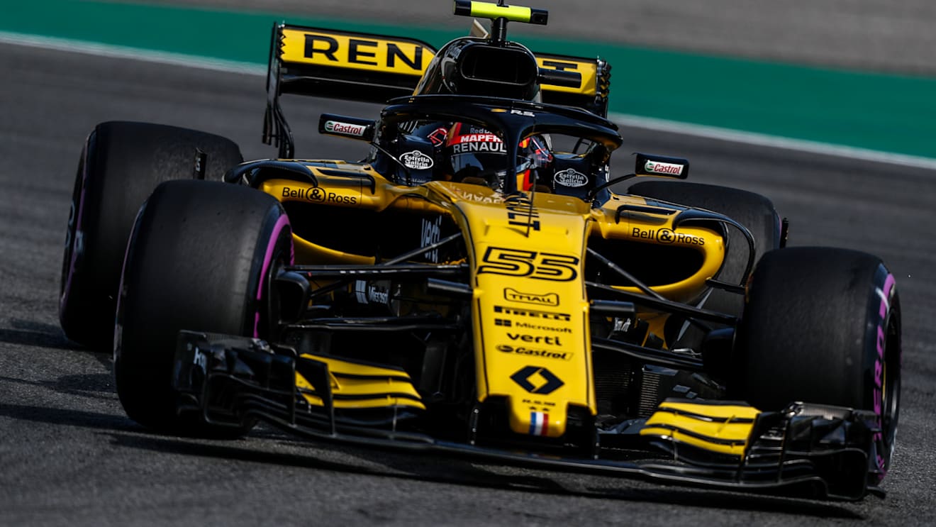 Carlos Sainz ran with the old front wing in Germany... © Sutton Images