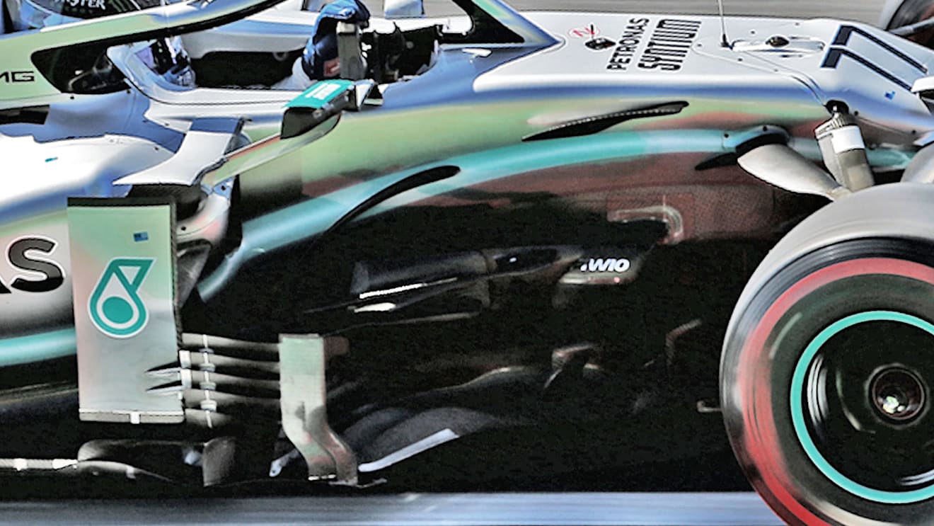 The new arrangement. Note the vertical series of slotted vanes, and the disconnection in the shoulder vanes