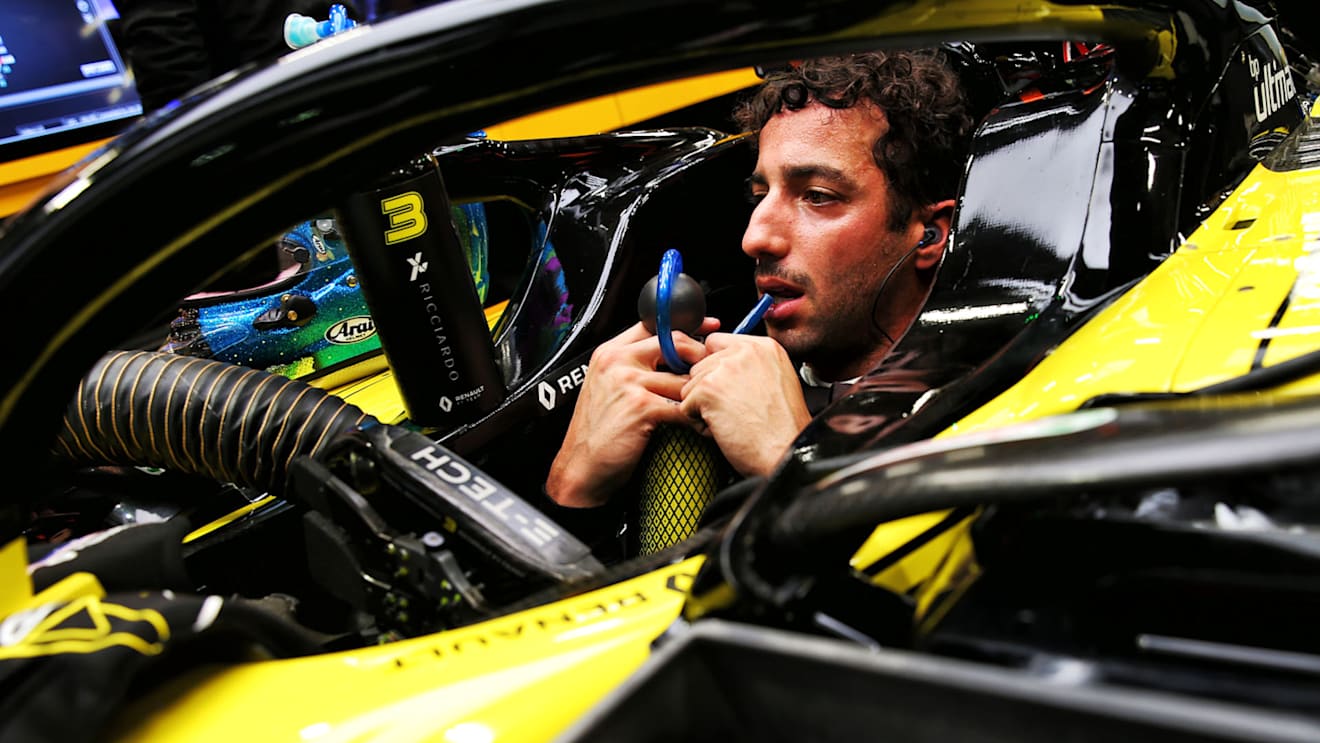 Daniel Ricciardo (AUS) Renault F1 Team RS19.
20.09.2019. Formula 1 World Championship, Rd 15, Singapore Grand Prix, Marina Bay Street Circuit, Singapore, Practice Day.
- www.xpbimages.com, EMail: requests@xpbimages.com - copy of publication required for printed pictures. Every used picture is fee-liable. © Copyright: Batchelor / XPB Images