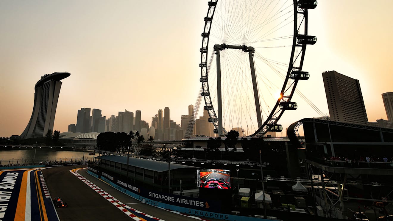 Alexander Albon (THA) Red Bull Racing RB15.
21.09.2019. Formula 1 World Championship, Rd 15, Singapore Grand Prix, Marina Bay Street Circuit, Singapore, Qualifying Day.
- www.xpbimages.com, EMail: requests@xpbimages.com - copy of publication required for printed pictures. Every used picture is fee-liable. © Copyright: Moy / XPB Images