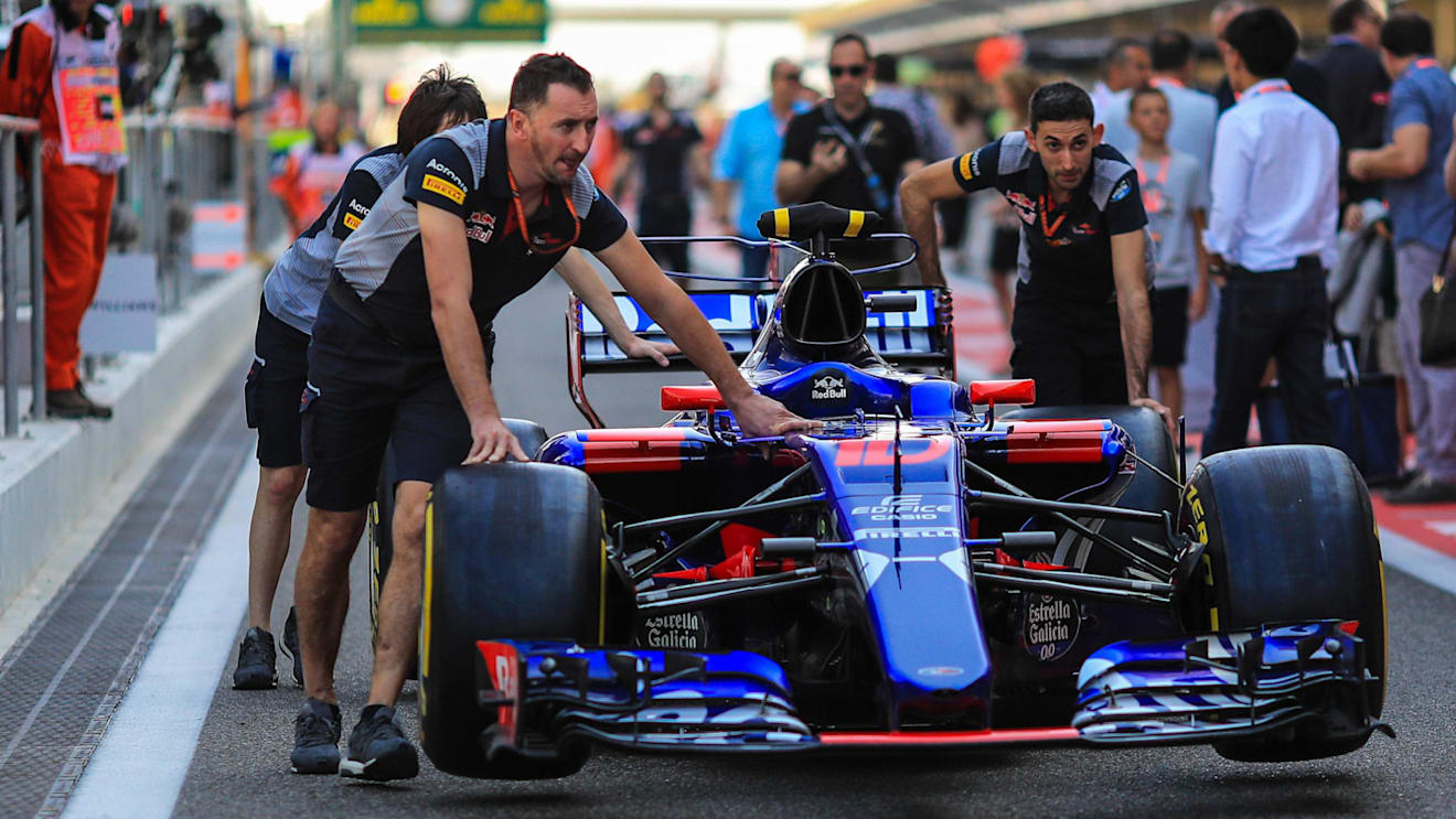 Scuderia Toro Rosso mechanics with Scuderia Toro Rosso STR12 at Formula One World Championship, Rd20, Abu Dhabi Grand Prix, Qualifying, Yas Marina Circuit, Abu Dhabi, UAE, Saturday 25 November 2017. © Kym Illman/Sutton Images